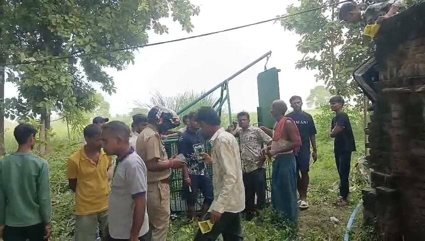 ऊष्मापुर में तेंदुए की सूचना झूठी, पदचिह्न नहीं मिले
सैदाबाद ब्लॉक के ऊष्मापुर गांव में तेंदुआ दिखने की सूचना से ग्रामीणों में दहशत फैल गई। वन विभाग की टीम ने मौके पर जांच की। अधिकारियों के अनुसार, सूचना झूठी निकली और मौके पर तेंदुए के कोई पदचिह्न नहीं मिले।