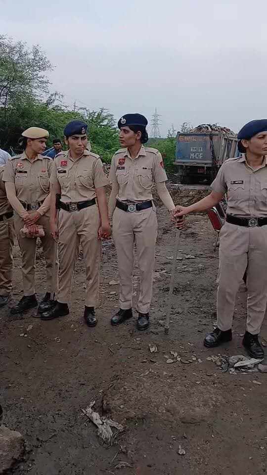 हमारे बच्चों की सेहत का सवाल है, पीछे नहीं हटेंगे...
प्रदर्शनकारियों को हटाने के बाद फिर जुटे ग्रामीण, भारी पुलिस बल तैनात
#dumping
#police
#GarbageTruck
#voiceoffaridabad
#Voiceoffreedom