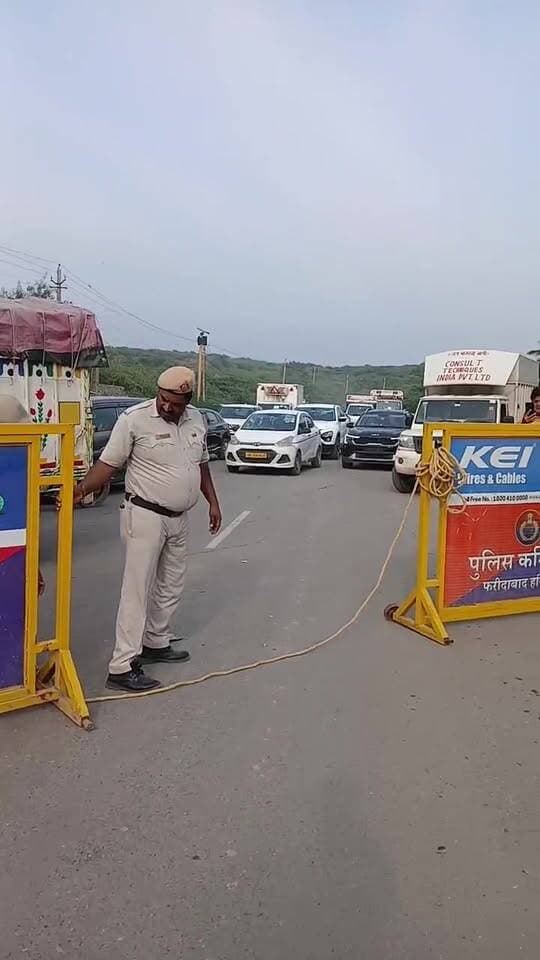 डंपिंग के खिलाफ धरने पर बैठे लोगों को जबरदस्ती पुलिस की गाड़ियों में ले जाया गया...
फरीदाबाद–गुरुग्राम मार्ग के पास डंपिंग स्थल की ओर रास्ते पर बैरिकेडिंग, कूड़े की गाड़ियों को मिली एंट्री
#dumping
#police
#GarbageTruck
#voiceoffaridabad
#Voiceoffreedom