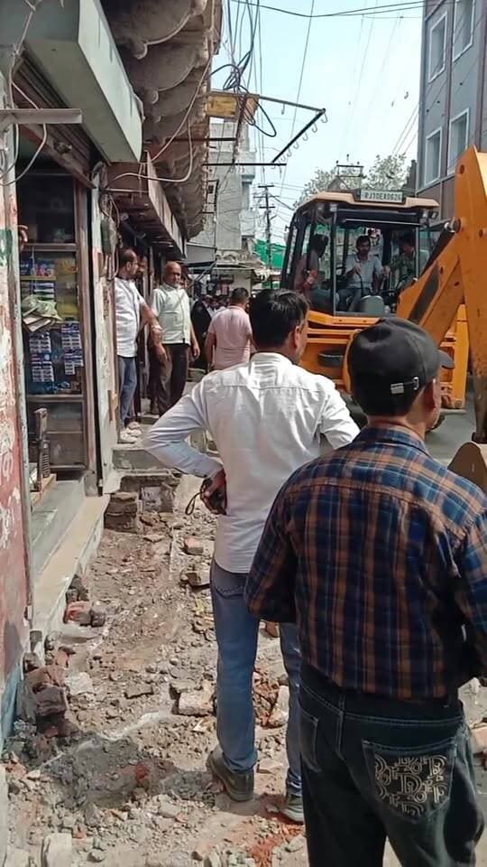 चूरू सुभाष चौक पर अतिक्रमण हटाने की नगर परिषद की बड़ी कार्रवाई