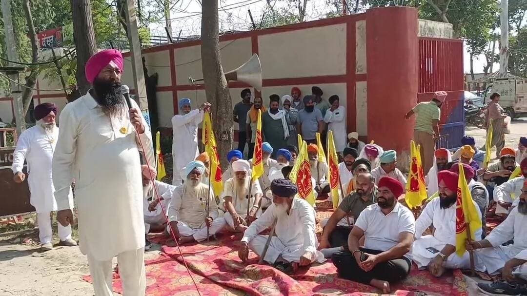 ਲੋਪੋਕੇ: ਜ਼ਮੀਨ ਦੀ ਨਿਸ਼ਾਨਦੇਹੀ ਨੂੰ ਲੈ ਕੇ ਕਿਸਾਨਾਂ ਦਾ ਥਾਣੇ ਅੱਗੇ ਧਰਨਾ