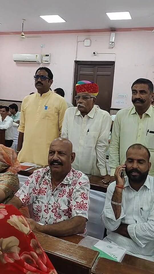 नगर निगम की साधारण सभा की बैठक शुरू
शुरू होते ही भाजपा पार्षद उम्मेद सिंह राजपुरोहित ने किया हंगामा
राष्ट्रीय गीत को अधूरा करने पर किया हंगामा
कहा - माफी मांगे जिसकी गलती है उसके खिलाफ कार्रवाई की मांग
महापौर अनिल कल्ला ने कहा राज्य सरकार के नियम के तहत की किया गया राष्ट्रीय गीत का गायन।
#bikaner #नगरनिगम #साधारणसभा #rajasthan #bikaner_update
