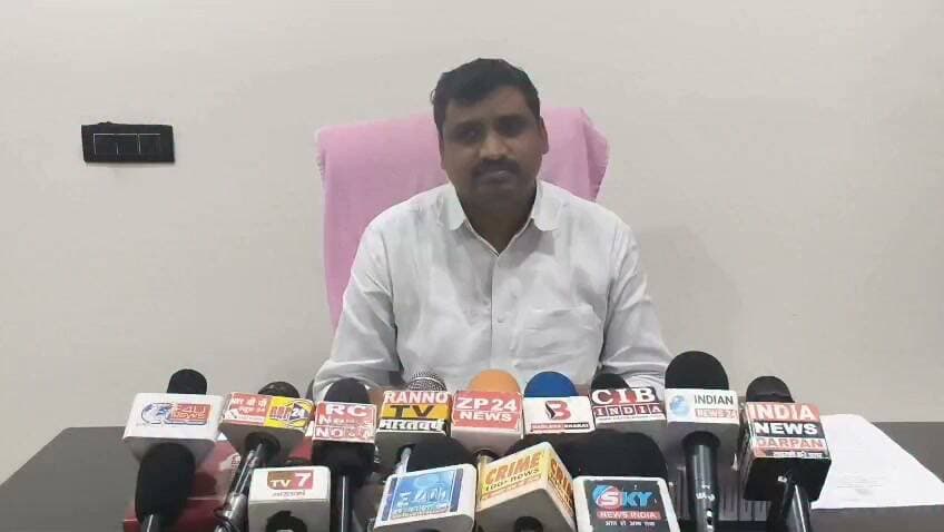 **कनक हॉस्पिटल संचालक पर लगाए गए आरोपों को राममिलन कुशवाहा ने बताया निराधार, जमीन विवाद में दोनों पक्षों पर मुकदमा दर्ज, पुलिस जांच में जुटी*
**प्रयागराज यमुनापार | बारा तहसील | कौंधियारा थाना क्षेत्र**
**जारी।** कनक हॉस्पिटल, बरेठिया (जारी) की जमीन को लेकर विवाद सामने आया है। हॉस्पिटल संचालक राममिलन कुशवाहा और जमीन विक्रेता सोहनलाल ने अपने ऊपर लगाए गए आरोपों को निराधार बताते हुए प्रशासन से न्याय की गुहार लगाई है। वहीं, जमीन को लेकर दोनों पक्षों के बीच विवाद के दौरान मारपीट होने की बात पुलिस ने कही है।
**क्या है पूरा मामला?**
मिली जानकारी के अनुसार, जमीन को लेकर विवाद फूलकली पत्नी स्वर्गीय छोटेलाल के परिवार और कनक हॉस्पिटल संचालक के बीच है। बताया गया कि सोहनलाल ने अपनी जमीन का कुछ हिस्सा अलग-अलग रजिस्ट्री के माध्यम से हॉस्पिटल संचालक को बेचा था। इसके अलावा, फूलकली द्वारा अपनी बहू विमला को दान की गई जमीन को भी विमला ने संचालक के हाथों बेच दिया था। जमीन के बंटवारे और हिस्सेदारी को लेकर आरोप-प्रत्यारोप सामने आए हैं।
**जमीन बेचने वाले सोहनलाल ने मीडिया के समक्ष क्या कहा?**
सोहनलाल ने मीडिया के सामने बताया कि बीमारी के इलाज और जरूरी कामों के लिए अपनी जमीन बेची थी। उनका दावा है कि जमीन को लेकर उनके परिवार के लोगों की ओर से लगाए जा रहे आरोप गलत हैं।
**हॉस्पिटल संचालक ने लगाए गंभीर आरोप**
कनक हॉस्पिटल के संचालक राममिलन कुशवाहा ने आरोप लगाया कि कुछ लोग उन्हें परेशान कर रहे हैं और उनकी छवि खराब करने का प्रयास कर रहे हैं। उन्होंने विपिन सहित कुछ लोगों पर गुंडा टैक्स मांगने का आरोप भी लगाया। संचालक का कहना है कि जमीन को लेकर लगाए जा रहे आरोप निराधार हैं और इस मामले में उन्हें न्याय मिलना चाहिए। इन आरोपों की स्वतंत्र पुष्टि नहीं हुई है।
**पुलिस ने क्या बताया?**
कौंधियारा थाना प्रभारी अनिल कुमार पांडे ने बताया कि जमीन विवाद को लेकर दोनों पक्षों के बीच मारपीट हुई है। दोनों पक्षों की ओर से मुकदमा पंजीकृत किया गया है। पुलिस मामले की जांच-पड़ताल कर रही है।
**प्रशासन से न्याय की मांग**
सोहनलाल और कनक हॉस्पिटल संचालक ने तहसीलदार, एसडीएम ,थाना प्रभारी और योगी से न्याय की गुहार लगाई है। वहीं, जमीन की वास्तविक स्थिति, स्वामित्व और हिस्सेदारी का निर्धारण संबंधित अभिलेखों एवं जांच के आधार पर ही स्पष्ट हो सकेगा।
