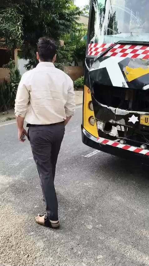 लखीमपुर खीरी
ऑपरेशन कवच 3.0 में एक्शन मोड में एआरटीओ शांति भूषण पांडेय, 5 बसें सीज, 6 का चालान
यात्री सुरक्षा को लेकर एआरटीओ शांति भूषण पांडेय की सख्ती देखने को मिली। उनके नेतृत्व में परिवहन विभाग की टीम ने खीरी, कफारा, हैदराबाद समेत विभिन्न क्षेत्रों में सघन चेकिंग अभियान चलाया। नियमों का उल्लंघन मिलने पर 5 बसें सीज और 6 का चालान किया गया। बसों की सुरक्षा, एआईएस मानकों और बॉडी कोड की भी जांच की गई।
#highlightseveryone #LakhimpurKheri #followers