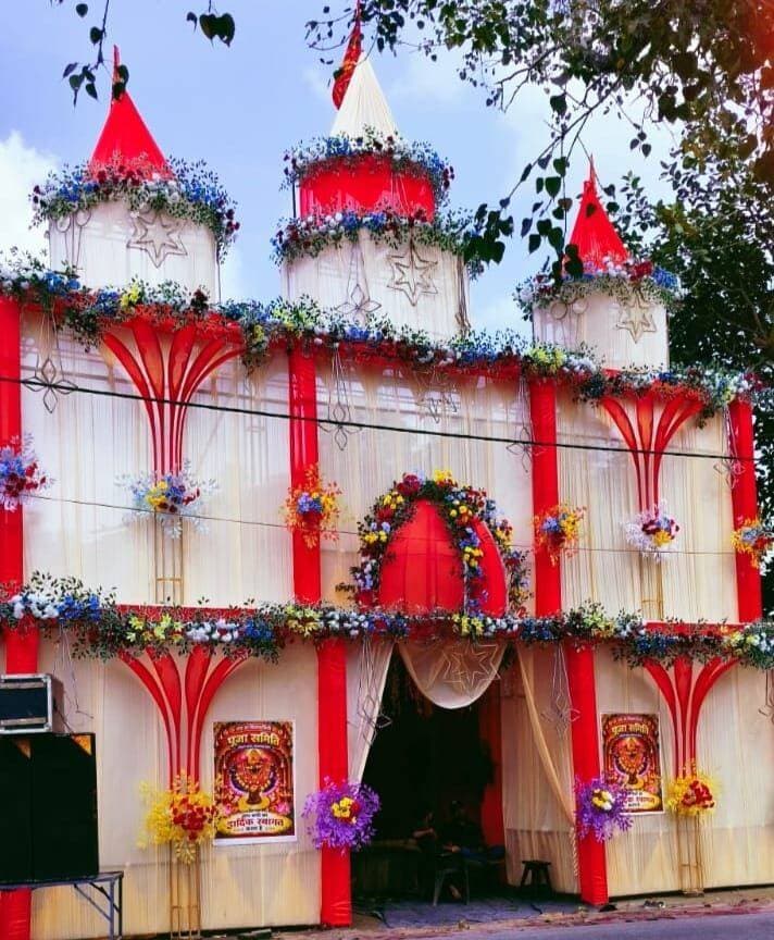 कुचायकोट प्रखंड के विनोद मटिहनिया शनीचरी बाज़ार में जय माँ विंध्यवासिनी पूजा समिति के द्वारा बना भव्य पंडाल।