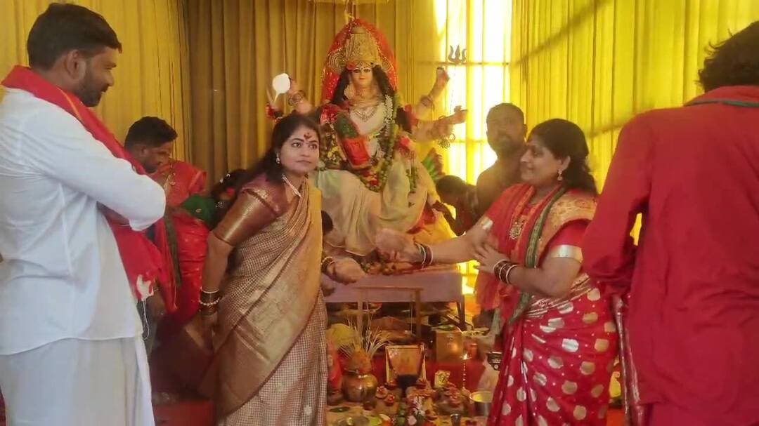 జగిత్యాల: జగిత్యాలలో అమ్మవారిని దర్శించుకున్న మాజీ మున్సిపల్ చైర్పర్సన్ అడువాల జ్యోతి లక్ష్మణ్
