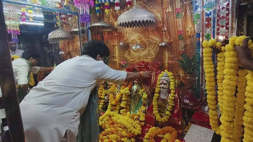 करीला धाम को ‘करीला धाम लोक’ के रूप में विकसित किया जाएगा : केंद्रीय मंत्री ज्योतिरादित्य सिंधिया
- धार्मिक पर्यटन को मिलेगा बढ़ावा
- शाढोरा से करीला धाम तक लगभग 50 किलोमीटर सड़क के लिए 100 करोड़ रुपये पहले ही मिल चुकी है स्वीकृति, कार्य प्रगति पर है।
- शबरी आश्रम में 50 लाख रुपये की लागत से सामुदायिक भवन और टिन शेड का होगा निर्माण
जनजातीय सम्मेलन में केंद्रीय मंत्री सिंधिया ने कहा आदिवासी समाज प्रकृति, संस्कृति और परंपराओं का है संरक्षक
--
करोड़ों श्रद्धालुओं की आस्था के प्रमुख केंद्र करीला धाम को भव्य स्वरूप प्रदान करते हुए ‘करीला धाम लोक’ के रूप में विकसित किया जाएगा। इससे न केवल करीला धाम की धार्मिक और सांस्कृतिक पहचान को नई ऊंचाई मिलेगी, बल्कि क्षेत्र में धार्मिक पर्यटन को भी बढ़ावा मिलेगा। साथ ही, चंदेरी, अशोकनगर और मुंगावली सहित आसपास के क्षेत्रों से करीला धाम तक श्रद्धालुओं का आवागमन सुगम बनाने के लिए सड़क संपर्क को बेहतर किया जा रहा है।
स्थानीय सांसद सह केंद्रीय संचार एवं पूर्वोत्तर क्षेत्र विकास मंत्री ज्योतिरादित्य सिंधिया करीला धाम परिसर स्थित जनजाति सम्मेलन को संबोधित कर रहे थे। इसके पहले उन्होंने करीला धाम में मत्था टेक सभी के कल्याण की कामना की।
इस मौके पर क्षेत्र में विकास कार्यों और जनकल्याणकारी पहलों का उल्लेख करते हुए उन्होंने कहा कि करीला धाम जैसे आस्था के केंद्र हमारी सांस्कृतिक विरासत के महत्वपूर्ण प्रतीक हैं। इन्हें बेहतर सुविधाओं और सुगम आवागमन से जोड़ना क्षेत्र के विकास की दिशा में महत्वपूर्ण कदम है।
करीला धाम लाखों श्रद्धालुओं की आस्था से जुड़ा है और यहां आयोजित होने वाले धार्मिक आयोजनों में बड़ी संख्या में श्रद्धालु पहुंचते हैं। इसे ‘करीला धाम लोक’ के रूप में विकसित किए जाने से धार्मिक विरासत के संरक्षण, श्रद्धालुओं की सुविधाओं में विस्तार और स्थानीय स्तर पर पर्यटन गतिविधियों को प्रोत्साहन मिलने की उम्मीद है।
100 करोड़ रुपये से सड़क संपर्क को मिलेगी मजबूती
करीला धाम तक पहुंच को सुगम बनाने के उद्देश्य से शाढ़ोरा से धाम तक लगभग 50 किलोमीटर लंबी सड़क के निर्माण के लिए 100 करोड़ रुपये की स्वीकृति दी गई है। सड़क संपर्क बेहतर होने से अशोकनगर जिले के साथ चंदेरी और मुंगावली क्षेत्र से आने वाले श्रद्धालुओं को भी सुविधा मिलेगी।
बेहतर सड़क सुविधा से धार्मिक आयोजनों के दौरान आवागमन आसान होगा। इसके साथ ही क्षेत्रीय लोगों को भी आवागमन में राहत मिलेगी और आसपास के क्षेत्रों में आर्थिक एवं पर्यटन गतिविधियों को प्रोत्साहन मिल सकेगा।
शबरी आश्रम में 50 लाख रुपये के विकास कार्य
शबरी आश्रम में स्थानीय विधायक निधि से 25 लाख रुपये की लागत से सामुदायिक भवन तथा 25 लाख रुपये की लागत से टिन शेड का निर्माण कराया जाएगा। इन दोनों कार्यों पर कुल 50 लाख रुपये खर्च किए जाएंगे। सामुदायिक भवन बनने से सामाजिक, सांस्कृतिक और सामूहिक आयोजनों के लिए बेहतर स्थान उपलब्ध होगा। वहीं, टिन शेड के निर्माण से विभिन्न आयोजनों और कार्यक्रमों के दौरान लोगों को सुविधा मिलेगी। ये कार्य स्थानीय स्तर पर आवश्यक आधारभूत सुविधाओं के विस्तार की दिशा में महत्वपूर्ण साबित होंगे।
आदिवासी समाज प्रकृति और संस्कृति का संरक्षक
जनजातीय सम्मेलन को संबोधित करते हुए केंद्रीय मंत्री सिंधिया ने कहा कि आदिवासी समाज हमारी प्रकृति, संस्कृति और परंपराओं का सच्चा संरक्षक है। इस समाज ने सदियों से अपनी विशिष्ट जीवनशैली, परंपराओं और प्रकृति के साथ सामंजस्यपूर्ण संबंधों के माध्यम से देश की सांस्कृतिक विरासत को समृद्ध किया है।
उन्होंने कहा कि जनजातीय समाज का सम्मान, उसका कल्याण और उसे विकास की मुख्यधारा में समान अवसर प्रदान करना सरकार की प्राथमिकताओं में शामिल है। प्रधानमंत्री नरेंद्र मोदी के नेतृत्व में केंद्र सरकार जनजातीय समुदाय के सामाजिक और आर्थिक उत्थान के लिए अनेक महत्वपूर्ण योजनाएं संचालित कर रही है। उन्होंने कहा कि यह देश के लिए गौरव की बात है कि भारत की राष्ट्रपति द्रौपदी मुर्मु जनजातीय समाज से आती हैं। उनका सर्वोच्च संवैधानिक पद पर पहुंचना देश के लोकतंत्र की शक्ति और समाज के प्रत्येक वर्ग को आगे बढ़ने के अवसर प्रदान करने की भावना का प्रतीक है। यह उपलब्धि जनजातीय समाज की नई पीढ़ी के लिए प्रेरणा का स्रोत है।
प्रधानमंत्री जनमन योजना से जनजातीय परिवारों को मिल रहा संबल
केंद्रीय मंत्री सिंधिया ने प्रधानमंत्री जनजाति आदिवासी न्याय महाअभियान (पीएम-जनमन) का उल्लेख करते हुए कहा कि विशेष रूप से कमजोर जनजातीय समूहों (पीवीटीजी) के जीवन स्तर में सुधार लाने और उन्हें मूलभूत सुविधाएं उपलब्ध कराने के लिए यह महत्वपूर्ण पहल की गई है। इस अभियान के माध्यम से पात्र जनजातीय परिवारों तक आवास, सड़क संपर्क, पेयजल, शिक्षा, स्वास्थ्य, पोषण और अन्य आवश्यक सुविधाएं पहुंचाने पर विशेष ध्यान दिया जा रहा है। सरकार का प्रयास है कि विकास का लाभ समाज के अंतिम व्यक्ति तक पहुंचे और कोई भी परिवार बुनियादी सुविधाओं से वंचित न रहे। उन्होंने कहा कि जनकल्याणकारी योजनाओं का वास्तविक उद्देश्य तभी पूरा होगा, जब उनका लाभ पात्र हितग्राहियों तक समय पर पहुंचे। इसके लिए जनप्रतिनिधियों और संबंधित कार्यकर्ताओं को समाज के बीच रहकर लोगों को योजनाओं की जानकारी देने तथा उन्हें लाभ दिलाने के लिए सक्रिय भूमिका निभानी चाहिए।
पारंपरिक तरीके से हुआ स्वागत, हितग्राहियों को वितरित किया पोषण आहार
जनजातीय सम्मेलन के दौरान आदिवासी समाज के लोगों ने केंद्रीय मंत्री सिंधिया का पारंपरिक तरीके से स्वागत किया। इस अवसर पर जनजातीय समाज की संस्कृति, परंपराओं और आत्मीयता की झलक देखने को मिली।
कार्यक्रम के दौरान जनजातीय समाज के हितग्राहियों को पोषण आहार भी वितरित किया गया। इस पहल के माध्यम से पोषण के महत्व और जरूरतमंद परिवारों तक कल्याणकारी सुविधाएं पहुंचाने के संकल्प को रेखांकित किया गया।
सम्मेलन में जनजातीय समाज के कल्याण, उनकी सांस्कृतिक पहचान के संरक्षण, बुनियादी सुविधाओं के विस्तार और सरकारी योजनाओं का लाभ पात्र परिवारों तक पहुंचाने पर जोर दिया गया।
#ashoknagar