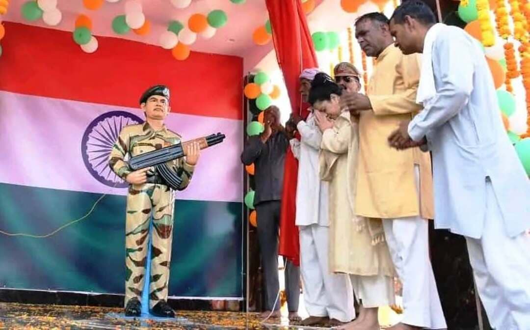 युवाओं को शहीदों के बलिदान से प्रेरणा लेनी चाहिए: श्रुति चौधरी
- कॉमनवेल्थ और एशियाई खेलों में भिवानी की महिला खिलाडय़िों ने करवाया अपनी ताकत का एहसास: श्रुति चौधरी
-महिला बाल विकास मंत्री श्रुति चौधरी ने कैरू में किया शहीद राजेश कुमार की प्रतिमा का अनावरण
-कैबिनेट मंत्री श्रुति चौधरी ने कैरू के राजकीय महिला महाविद्यालय में आयोजित वार्षिक खेल प्रतियोगिता में की मुख्य अतिथि के रूप में शिरकत
तोशाम/कैरू, 16 अक्टूबर। प्रदेश की महिला एवं बाल विकास तथा सिंचाई जल संसाधन मंत्री श्रुति चौधरी ने शुक्रवार को गांव कैरू में तोशाम रोड पर राजकीय कन्या महाविद्यालय के सामने शहीद राजेश कुमार की प्रतिमा का अनावरण किया और अमर शहीद राजेश कुमार को नमन किया। वहीं दूसरी ओर उन्होंने महिला राजकीय महिला महाविद्यालय में आयोजित खेल प्रतियोगिता में मुख्य अतिथि के रूप में शिरकत की और खिलाडय़िों का हौसला अफजाई किया।
कैबिनेट मंत्री श्रुति चौधरी ने शहीद राजेश कुमार की प्रतिमा का अनावरण करते हुए कहा कि भाजपा सरकार ने ही शहीदों को सम्मान देने का काम किया है। इसके साथ ही सरकार शहीद के परिवारों का पूरा ख्याल रख रही है। उन्होंने कहा कि हरियाणा वीर जवानों की भूमि है। सेना में हर दसवां सैनिक हरियाणा से है। देश की सीमाओं की रक्षा करने में हरियाणा के जवान सबसे आगे होते हैं। यहां के वीरों ने अपनी जान पर खेल कर तिरंगे का मान बढ़ाया है। उन्होंने कहा कि अमर शहीदों की बदौलत ही आज हम सुरक्षित हैं। हमें अमर शहीदों के बलिदान को कभी भूलना नहीं चाहिए। उन्होंने विशेष कर युवाओं से शहीदों के बलिदान से प्रेरणा लेने का आह्वान किया।
केबिनेट मंत्री ने कहा कि देश की सुरक्षा में हरियाणा प्रदेश, जिला भिवानी और जिला के कैरू क्षेत्र में देश की रक्षा करने वाले जाबाज सैनिको का अलग ही स्थान है। उन्होंने कहा कि शहीद राजेश कुमार नेचीन बॉर्डर के मात्र 500 मीटर की दूरी पर देश की सेवा पर अपनी जान कुर्बान की है। जहां वें अपनी सेवाएं दे रहे थे वहां पर का तापमान -40 डिग्री तक जाता है। श्रुति चौधरी ने कहा कि उनके नाना ब्रिगेडियर आत्मा सिंह हमें देश सेवा के दौरान की अपनी प्रेरणादायक कहानी सुनाया करते थे। उन्होंने कहा कि सेना के जवानों को देश की रक्षा के लिए किन-किन कठिनाइयों का सामना करना पड़ता है, हमें पता है। ये आज की युवा पीढ़ी के लिए जानना बहुत जरूरी है।
इस दौरान आईटीबीपी के कमांडेंट प्रताप कप्तान सिंह ने कैबिनेट मंत्री श्रुति चौधरी को राजेश कुमार की बहादुरी की बातें बताई। कैबिनेट मंत्री श्रुति चौधरी ने शहीद राजेश के पिता ताराचंद और माता दुर्गा देवी को स्मृति चिन्ह देकर सम्मानित किया। उन्होंने इस दौरान लोगों की समस्याएं भी सुनकर अधिकारियों को दिशा निर्देश दिए। कार्यक्रम में राजेश कुमार का पूरा परिवार मौजूद रहा।
बॉक्स
- कॉमनवेल्थ और एशियाई खेलों में भिवानी के खिलाडय़िों ने किया देश का नाम रोशन: श्रुति चौधरी
राजकीय कन्या महाविद्यालय कैरु में वार्षिक खेल प्रतियोगिता में कैबिनेट मंत्री श्रुति चौधरी ने मुख्य अतिथि के रूप में शिरकत की। उन्होंने कहा कि खेलों में हमेशा भिवानी के खिलाडिय़ों का विश्व में डंका बजा है। कॉमनवेल्थ और एशियाई खेलों में जिले के खिलाडिय़ो ने देश का नाम विश्व में रोशन किया है। यहां की महिला खिलाडिय़ों ने दुनिया को अपनी ताकत का एहसास करवाया है। उन्होंने कहा कि पढ़ाई के साथ-साथखेल प्रतियोगिताओं में भाग लेना जरूरी है। खेल विद्यार्थियों के शारीरिक एवं मानसिक विकास में महत्त्वपूर्ण भूमिका निभाते हैं।
महाविद्यालय की प्राचार्या प्रोफेसर दीपिका ने श्रुति चौधरी का स्वागत एवं आभार व्यक्त करते हुए कहा कि महाविद्यालय छात्राओं के सर्वांगीण विकास के लिए निरंतर प्रयासरत है। छात्राओं ने मार्च-पास्ट प्रस्तुत करते हुए अनुशासन, एकता और खेल भावना का परिचय दिया तथा मुख्य अतिथि को सलामी दी। इस दौरान खिलाडय़िों ने खेल भावना, अनुशासन और निष्पक्ष प्रतिस्पर्धा की शपथ ली।
इस दौरान विभिन्न खेल प्रतियोगिता आयोजित हुई, जिसमें महाविद्यालय की छात्राओं पूरा दम खम लगाया। शॉट -पुट में कक्षा बी.ए .तृतीय वर्ष की छात्रा प्रिया ने प्रथम स्थान प्राप्त किया तो एम.एस.सी प्रथम वर्ष की छात्रा मीनाक्षी ने द्वितीय स्थान प्राप्त किया। लंबी कूद प्रतियोगिता में बी.ए. द्वितीय वर्ष की करूणा ने प्रथम स्थान प्राप्त किया वहीं बीए प्रथम वर्ष की छात्रा करुणा ने द्वितीय स्थान प्राप्त किया। इनमें प्रोफेसर जया, डॉ. सोनू रानी, शालू रानी ने जज की भूमिका निभाई। एथलीट मीट के दौरान हुई विभिन्न प्रतियोगिताओं को संपन्न कराने में खेल एवं सांस्कृतिक प्रकोष्ठ के प्रभारी प्रोफेसर सोनम ने महत्वपूर्ण भूमिका निभाई। श्रुति चौधरी ने विजेताओं को पुरस्कार एवं प्रमाण पत्र भी प्रदान किए गए।
इस अवसर पर चेयरमैन चौधरी शीशराम गोलागढ़, कृष्णा लेघां, राजा सरपंच, प्रदीप गोलागढ़, सत्यनारायण शर्मा, जयपाल, सतीश वर्मा कैरू मंडल अध्यक्ष, रमेश लालावास बीएलए वन, अरुण मंडल महामंत्री, अनिल मंडल उपाध्यक्ष, चंद्रपाल सरपंच, रोशन सरपंच, सरपंच प्रतिनिधि सुभाष रंगा, जितेंद्र सरपंच, अनिल शर्मा, आईटीबीटी के कप्तान सुरेंद्र सिंह, सूबेदार सुनील सिंह, कैप्टन रणधीर सिंह, कैप्टन चित्रसेन, कैप्टन एसके शर्मा, हवलदार कल्याण सिंह,विनीत सिंह, सिंचाई विभाग के अधीक्षक अभियंता दिनेश कुमार, कार्यकारी अभियंता अनुराग जिंदल, नवीन कुमार, सुरेंद्र सिंह, महिला एवं बाल विकास विभाग की पीओआईसीडीएस राणा, सीडीपीओ किरण सहित विभिन्न विभागों के अधिकारी,मनोज कुमार,डॉ संदीप , डॉक्टर संजय कुमार,सुमित, विजय, राजकुमार, जया, सोनू, शालू, जयदीप आदि प्रोफेसर व पूजा, मोहित, मनदीप, सतवीर, सुरेंद्र, आदि अन्य महाविद्यालय के कर्मचारी उपस्थित थे।
***********************