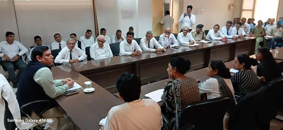 - नालसा की योजनाओं को जन-जन तक पहुंचाएं अधिवक्ता व अधिकार मित्र: सीजेएम पवन कुमार
- 21 नवंबर को चेक बाउंस मामलों को लेकर लगेगी स्पेशल लोक अदालत
भिवानी, 16 अक्टूबर। जिला एवं सत्र न्यायाधीश-सह-अध्यक्ष जिला विधिक सेवा प्राधिकरण (डीएलएसए) डॉ. गगनदीप कौर सिंह के निर्देशानुसार तथा मुख्य न्यायिक दंडाधिकारी-सह-सचिव डीएलएसए पवन कुमार की अध्यक्षता में एडीआर सेंटर के कॉन्फ्रेंस हॉल में मासिक कार्यशाला एवं बैठक का आयोजन किया गया। बैठक में विधिक जागरूकता, नालसा की योजनाओं के प्रचार-प्रसार तथा विभिन्न कानूनी प्रावधानों के प्रति लोगों को जागरूक करने पर चर्चा की गई।
सीजेएम पवन कुमार ने कहा कि नालसा की योजनाओं को जन-जन तक पहुंचाना जिला विधिक सेवा प्राधिकरण की प्राथमिकता है। उन्होंने अधिवक्ताओं और अधिकार मित्रों से आह्वान किया कि वे आमजन को उनके कानूनी अधिकारों और उपलब्ध नि:शुल्क विधिक सेवाओं के प्रति जागरूक करें, ताकि जरूरतमंद लोगों को समय पर न्याय मिल सके। उन्होंने बताया कि 21 नवंबर को चेक बाउंस के मामलों को लेकर स्पेशल लोक अदालत का आयोजन किया जाएगा। उन्होंने संबंधित पक्षों को लोक अदालत के माध्यम से मामलों का आपसी सहमति से निपटारा करवाने के लिए प्रेरित करने पर जोर दिया।
बैठक के दौरान सीजेएम पवन कुमार ने अधिवक्ताओं एवं अधिकार मित्रों से फील्ड में कार्य करते समय आने वाली समस्याओं के बारे में जानकारी ली। उन्होंने उनकी समस्याओं को सुना और प्रभावी ढंग से विधिक सेवाएं उपलब्ध करवाने के लिए आवश्यक मार्गदर्शन दिया।
कार्यशाला में पैनल अधिवक्ता अनुराधा ने कार्यस्थल पर महिलाओं का यौन उत्पीडऩ (रोकथाम, निषेध और निवारण) अधिनियम, 2013 तथा घरेलू हिंसा से महिलाओं का संरक्षण अधिनियम के बारे में विस्तार से जानकारी दी। उन्होंने महिलाओं के अधिकारों, कानूनी संरक्षण और शिकायत निवारण की प्रक्रिया के बारे में बताया।
वहीं, पैनल अधिवक्ता गौतम ने मानव-वन्यजीव संघर्ष के पीड़ितों के लिए न्याय तक पहुंच विषय पर नालसा की वर्ष 2025 की योजना के बारे में जानकारी दी। उन्होंने योजना के उद्देश्यों तथा पीड़ितों को न्याय और विधिक सहायता उपलब्ध करवाने से जुड़े पहलुओं पर प्रकाश डाला।
इसके अतिरिक्त पैनल अधिवक्ता तरन्नुम ने किशोर न्याय (बच्चों की देखभाल और संरक्षण) अधिनियम की प्रमुख विशेषताओं के बारे में विस्तार से बताया। उन्होंने बच्चों की देखभाल, संरक्षण और उनके हितों की रक्षा से संबंधित कानूनी प्रावधानों की जानकारी दी।
बैठक में पैनल अधिवक्ताओं, अधिकार मित्रों तथा विभिन्न विभागों के अधिकारियों ने भाग लिया। कार्यशाला का उद्देश्य कानूनी जानकारी को अधिक प्रभावी ढंग से आमजन तक पहुंचाना और विधिक सेवा गतिविधियों को बेहतर बनाना रहा।
**********************ञ्