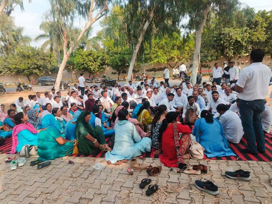 बहुउद्देशीय स्वास्थ्य कर्मचारियों ने उपायुक्त को मुख्यमंत्री के नाम सौंपा ज्ञापन
भिवानी, 16 अक्तूबर। बहुउद्देशीय स्वास्थ्य कर्मचारी एसोसिएशन हरियाणा के आह्वान पर लघु सचिवालय पर रोष प्रदर्शन कर उपायुक्त को मुख्यमंत्री के नाम ज्ञापन सौंपा। रोष प्रदर्शन करते हुए जिला प्रधान रविंद्र कुमार व राज्य प्रधान शर्मिला देवी ने बताया कि सरकार द्वारा लागू की जा रही मॉडल ऑनलाइन ट्रांसफर पॉलिसी में एमपीएचडब्ल्यू मेल-फीमले वर्ग को शामिल करना ग्रामीण स्वास्थ्य सेवाओं के हित में नहीं है। सरकार ने पारदर्शी तबादले का सपना तो दिखाया, लेकिन रेशनलाइजेशन के नाम पर पदों को कैप करने और अन्य तकनीकी गड़बडिय़ों से पॉलिसी में आदर्श जैसा कुछ नहीं है।
एसोसिएशन ने एमओटीपी से छूट के पक्ष में निम्न तर्क रखे:
1. एमपीएचडब्ल्यू का कार्य सब-सेंटर/एचडब्ल्यूसी पर टीकाकरण, मातृ-शिशु स्वास्थ्य, मलेरिया/डेंगू नियंत्रण जैसे राष्ट्रीय कार्यक्रमों से सीधा जुड़ा है, जो स्थानीय स्थिरता पर टिका है।2. एमपीएचडब्ल्यू का कार्य समुदाय आधारित है। एक एमपीएचडब्ल्यू को अपने क्षेत्र के टीबी, बीपी, शुगर, गर्भवती महिलाओं व हाई-रिस्क बच्चों की पूरी जानकारी होती है। बार-बार तबादले से पेशेंट-प्रोवाइडर रिलेशन और फॉलो-अप का चक्र टूट जाएगा, जिसका सीधा असर मातृ एवं शिशु मृत्यु दर पर पड़ेगा।
3. राष्ट्रीय लक्ष्य जैसे टीबी मुक्त हरियाणा, पल्स पोलियो, मलेरिया उन्मूलन माइक्रो-प्लानिंग पर निर्भर हैं। नए क्षेत्र में जमने में 6 से 9 महीने लग जाते हैं।
4. एचडब्ल्यूसी / आयुष्मान आरोग्य मंदिर मॉडल के तहत हेल्थ रिकॉड्र्स और एनसीडी पॉर्टल, एनमोल ऐप पर डिजिटल एंट्री बाधित होगी।
5. एमपीएचडब्ल्यू मेल-फीमेल को दुर्गम गांवों, कच्ची सडक़ों पर डोर-टू-डोर सर्वे करना पड़ता है। ऑनलाइन ट्रांसफर के जरिए दूर-दराज के जिलों में तैनाती से सुरक्षा, आवास और आवागमन की गंभीर समस्या खड़ी होगी।
मुख्य मांग:
बहुउद्देशीय स्वास्थ्य कर्मचारी एसोसिएशन हरियाणा ने विनम्र अनुरोध किया है कि एमओटीपी प्रक्रिया से एमपीएचडब्ल्यू, एमपीएचएस वर्ग को बाहर रखा जाए और जो कर्मचारी पहले से ही दूर-दराज के जिलों में कार्यरत हैं, उन्हें अपने गृह जिले के नजदीक तबादले का अवसर प्रदान किया जाए। प्रदर्शन के दौरान सीपीआईएम नेता ओमप्रकाश कामरेड, सीटू के पूर्व प्रधान सुखदेव, एसकेएस के पूर्व राज्य उपाध्यक्ष सुखदर्शन, जोगेंद्र तालु स्वराज किसान सभा के राज्य नेता ने उनकी मांगों का समर्थन किया। इस अवसर पर राज्य प्रधान एमपीएचई एसोसिएशन शर्मिला देवी , जिला प्रधान रवींद्र सिंह , पूर्व राज्य महासचिव हरिनिवास समेत जिला और ब्लॉक कार्यकारिणी के पदाधिकारी व सैकड़ों कर्मचारी शामिल रहे।