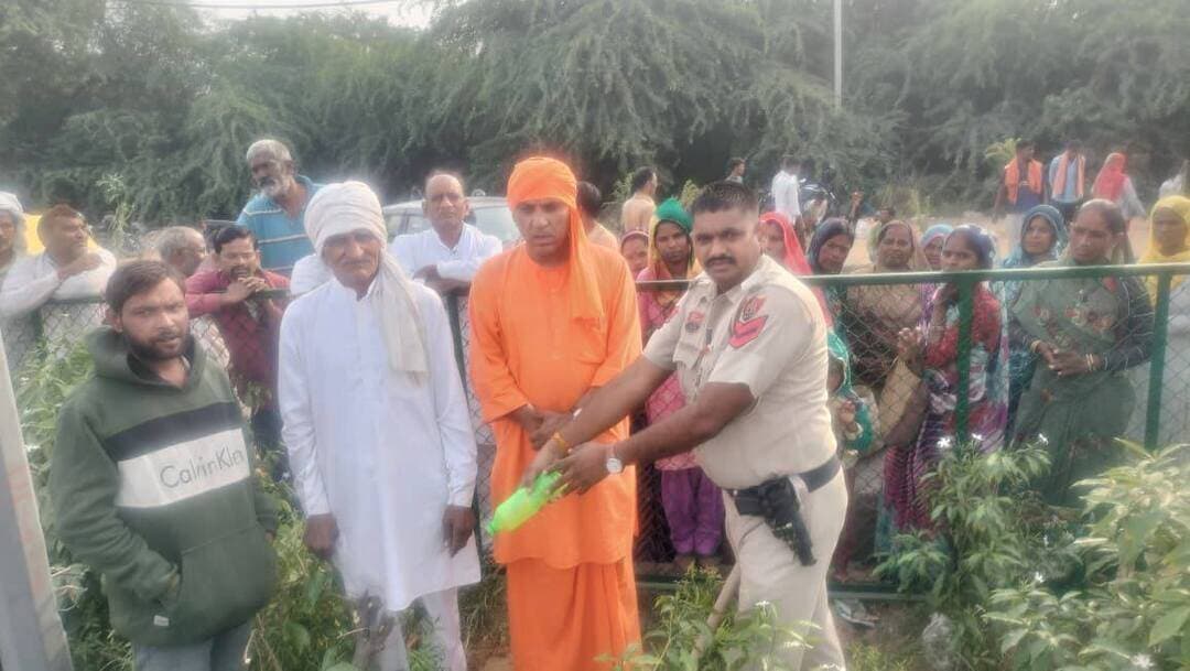 भिवानी के भगत सिंह चौक पर हुआ त्रिवेणी रोपण, दिया प्रकृति संरक्षण का संदेश
प्रकृति और मानव जीवन का आधार है त्रिवेणी : त्रिवेणी बाबा
भिवानी, 16 अक्तूबर : पर्यावरण संरक्षण और हरियाली को बढ़ावा देने के उद्देश्य से स्थानीय भगत सिंह चौक पर शुक्रवार को त्रिवेणी रोपण कार्यक्रम का आयोजन किया गया। इस अवसर पर पर्यावरणविद त्रिवेणी बाबा और समर्पित पर्यावरण प्रहरी हवलदार लोकराम नेहरा ने मुख्य रूप से उपस्थिति दर्ज कराई और त्रिवेणी का रोपण करके क्षेत्रवासियों को पर्यावरण के प्रति सजग रहने का एक खूबसूरत और प्रेरणादायक संदेश दिया। इस मौके पर त्रिवेणी बाबा ने त्रिवेणी रोपण के धार्मिक, वैज्ञानिक और सामाजिक महत्व पर प्रकाश डाला। उन्होंने कहा कि सनातन संस्कृति में पीपल, बरगद और नीम के संयुक्त रोपण को त्रिवेणी कहा जाता है, जो केवल एक पौधारोपण प्रक्रिया नहीं बल्कि आने वाली पीढिय़ों के जीवन को सुरक्षित करने का एक पावन यज्ञ है। त्रिवेणी बाबा ने बताया कि पीपल चौबीसों घंटे ऑक्सीजन का मुख्य स्रोत है, बरगद अपनी विशाल छाया और मजबूत जड़ों से धरती को नया जीवन देता है, जबकि नीम वातावरण में फैले हानिकारक जीवाणुओं का नाश कर हवा को शुद्ध करता है। जब ये तीनों वृक्ष एक साथ फलते-फूलते हैं, तो उस स्थान का पर्यावरण पूरी तरह से शुद्ध और सकारात्मक ऊर्जा से भर जाता है। पर्यावरण प्रहरी हवलदार लोकराम नेहरा ने अपने विचार व्यक्त करते हुए कहा कि आज बढ़ते प्रदूषण और असंतुलित होते मौसम के चक्र को संभालने के लिए हर नागरिक को आगे आना होगा। नेहरा ने कहा कि पौधा लगाना जितना जरूरी है, उससे कहीं अधिक आवश्यक उसकी लगातार देखभाल करना है। जब तक यह त्रिवेणी विशाल वृक्ष का रूप नहीं ले लेती, तब तक इसकी सुरक्षा और सिंचाई की जिम्मेदारी हम सभी को मिलकर उठानी होगी। उन्होंने शहर के युवाओं और सामाजिक संस्थाओं से अपील की कि वे अपने जीवन के विशेष अवसरों, जैसे जन्मदिन और वर्षगांठ पर कम से कम एक पौधा अवश्य लगाएं और प्रकृति के प्रति अपना कर्तव्य निभाएं। कार्यक्रम के अंत में दोनों पर्यावरण प्रेमियों ने उपस्थित लोगों को पर्यावरण संरक्षण की शपथ दिलाई। इस अवसर फकीरचंद, सोनू, जितेन्द्र सहित बड़ी संख्या में लोग मौजूद रहे।
