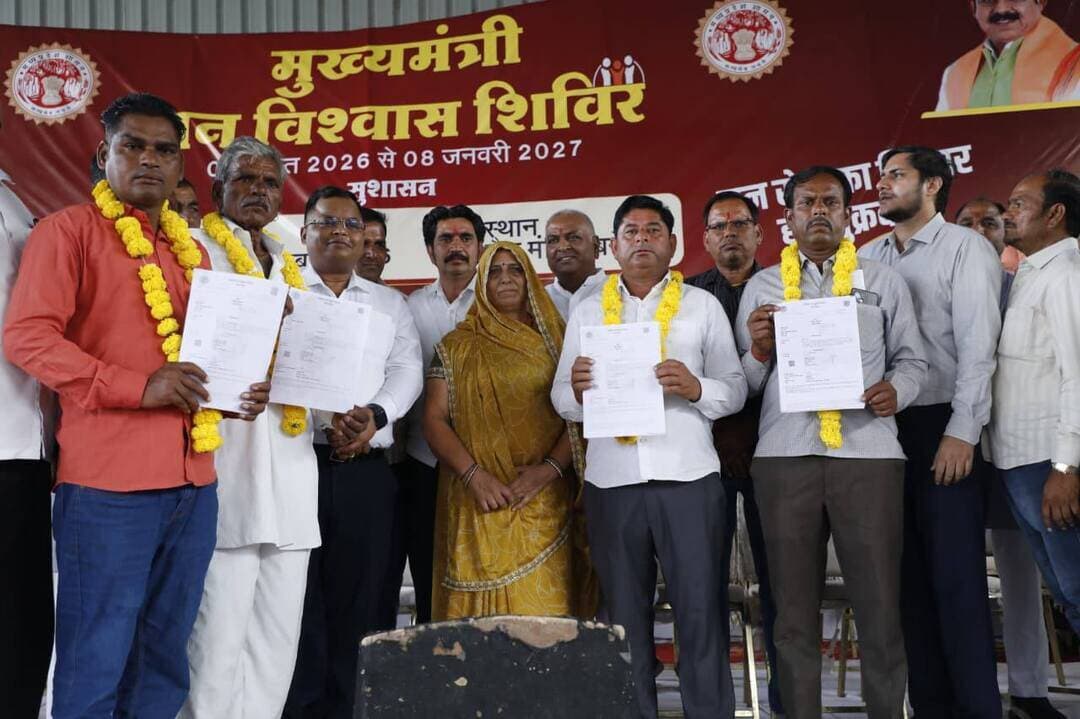 *स्वामित्व योजना से भू-स्वामियों को मिलेगी बड़ी राहत, इंदौर जिले में रजिस्ट्री वितरण शुरू*
----
*जिले में 2148 भू-स्वामियों की रजिस्ट्री बनाने का कार्य प्रगति पर, अब तक 167 रजिस्ट्री तैयार*
------
*कलेक्टर श्री शिवम वर्मा ने बनेड़िया शिविर में चार हितग्राहियों को सौंपी रजिस्ट्री*
इंदौर, 16 अक्टूबर 2026
मुख्यमंत्री डॉ. मोहन यादव की मंशा के अनुरूप इंदौर जिले में स्वामित्व योजना के अंतर्गत चयनित हितग्राहियों को उनकी भूमि की रजिस्ट्री बनाकर वितरित करने का कार्य प्रारंभ कर दिया गया है। जिले में वर्तमान में 2 हजार 148 भू-स्वामियों की रजिस्ट्री तैयार करने की प्रक्रिया प्रगति पर है। इनमें से अब तक 167 भू-स्वामियों की रजिस्ट्री तैयार हो चुकी हैं और उनके वितरण का कार्य भी शुरू हो गया है।
स्वामित्व योजना के माध्यम से हितग्राहियों को उनकी भूमि के स्वामित्व संबंधी दस्तावेज उपलब्ध होने से लंबे समय से चली आ रही परेशानियों से मुक्ति मिलेगी। भूमि के वैधानिक दस्तावेज मिलने से भू-स्वामियों को अपने अधिकारों की सुरक्षा के साथ ही विभिन्न आवश्यक कार्यों में भी सुविधा प्राप्त होगी। योजना से लाभान्वित हितग्राहियों द्वारा मुख्यमंत्री डॉ. मोहन यादव के प्रति आभार व्यक्त किया जा रहा है।
इसी क्रम में कलेक्टर श्री शिवम वर्मा ने आज देपालपुर क्षेत्र के बनेड़िया में मुख्यमंत्री जन-विश्वास अभियान के अंतर्गत आयोजित शिविर में जनप्रतिनिधियों की उपस्थिति में चार हितग्राहियों को स्वामित्व योजना के तहत भूमि की रजिस्ट्री प्रदान की।
कलेक्टर श्री वर्मा ने ग्राम अटाहेड़ा निवासी श्री मनोहर पिता सुखराम, ग्राम चांदेर निवासी श्री हेम सिंह चौहान, ग्राम सालमपुरा निवासी श्री प्रकाश पिता हिंदू सिंह तथा ग्राम चटवाड़ा निवासी श्री राधेश्याम पिता शंकर लाल को रजिस्ट्री के दस्तावेज सौंपे।
जिले में स्वामित्व योजना के अंतर्गत रजिस्ट्री तैयार करने और उनके वितरण की प्रक्रिया निरंतर जारी है। इससे पात्र भू-स्वामियों को उनकी भूमि के स्वामित्व संबंधी दस्तावेज उपलब्ध कराने तथा उन्हें भूमि से जुड़े अधिकारों के प्रति अधिक सुरक्षित और आश्वस्त बनाने में मदद मिलेगी।
#JansamparkMP #indore #इंदौर #स्वामित्व_योजना
CM Madhya Pradesh
Jansampark Madhya Pradesh