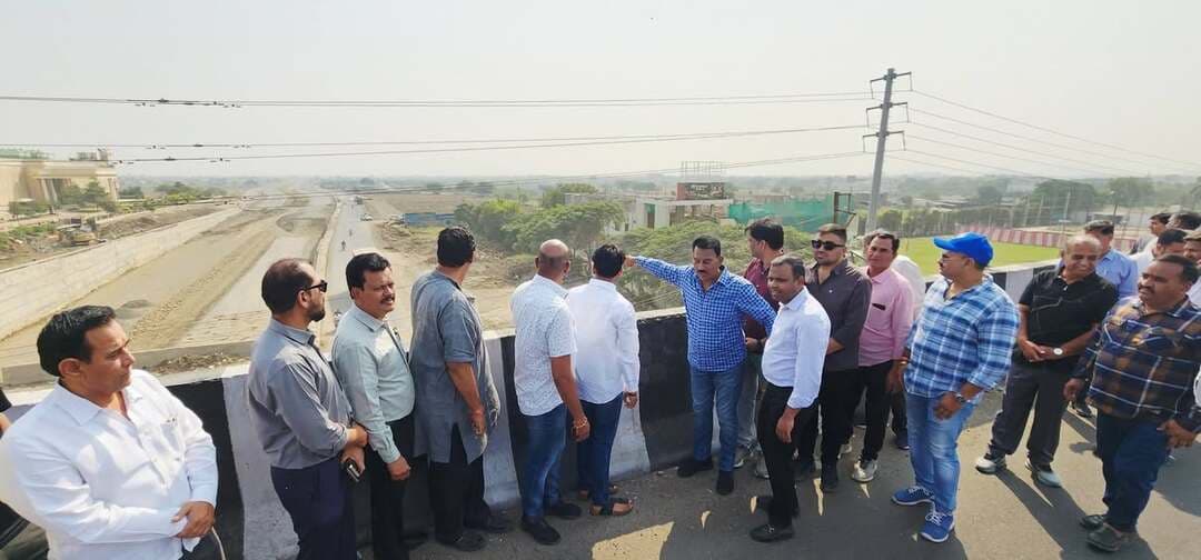 *मंत्री श्री सिलावट ने बायपास एमआर-10 जंक्शन फ्लायओवर का अधिकारियों के साथ किया निरीक्षण*
---
*30 दिन में रोड मार्किंग, डिवाइडर और सेंट्रल लाईटिंग लगाने के दिये निर्देश*
---
*बोगदे के नीचे से झलारिया तक का मार्ग बन जाने के बाद 100 कॉलोनियों के रहवासियों को मिलेगा लाभ*
---
*दोनों लेन शुरू हो जाने के बाद करीब ड़ेढ लाख से अधिक वाहन चालकों को यातायात में मिलने लगी*
इंदौर 16 अक्टूबर 2026
जल संसाधन मंत्री श्री तुलसीराम सिलावट ने शुक्रवार को बायपास के बेस्ट प्राइज एमआर-10 थ्री लेयर जंक्शन फ्लायओवर का अधिकारियों के साथ निरीक्षण किया। निरीक्षण के दौरान एनएचएआई के प्रोजेक्ट डायरेक्टर श्री प्रवीण यादव एवं संबंधित अधिकारी साथ थे। मंत्री श्री सिलावट ने बायपास एमआर-10 जंक्शन फ्लायओवर के शेष कार्यों के बारे में अधिकारियों से जानकारी प्राप्त की। उन्होंने अधिकारियों को निर्देश दिये कि फ्लायओवर की रोड मार्किंग सहित डिवाइडर और सेंट्रल लाईटिंग का कार्य आगामी 30 दिन में पूरा किया जाये। आवश्यकता होने पर संसाधनों और मेन पॉवर की संख्या बढ़ाई जाये। उन्होंने मौके पर ही निगम अधिकारियों से मोबाइल पर संपर्क कर फ्लायओवर के नीचे पाइप लाइन को बदलने के निर्देश दिये। साथ ही बेस्ट प्राइज के सामने बोगदे से झलारिया की ओर जाने वाले मार्ग को 30 दिन में पूरा करने के निर्देश दिये। साथ ही एमपीईबी के उच्च अधिकारियों से सेंट्रल लाईटिंग को निश्चित समय-सीमा पूर्ण करने के लिये चर्चा की।
मंत्री श्री सिलावट ने कहा कि बायपास एमआर-10 जंक्शन की दोनों लेन शुरू होने से करीब डेढ़ लाख से अधिक वाहन चालकों को यातायात में सुगमता मिलना शुरू हो गई है। आगामी त्यौहारों को देखते हुए आम नागरिकों को भी आवाजाही में राहत मिलेगी। साथ ही बोगदे के नीचे से स्थाई यातायात शुरू हो जाने के बाद करीब 100 कॉलोनियों के रहवासियों का आवागमन शुरू हो सकेगा। मंत्री श्री सिलावट ने कहा कि फ्लायओवर की मुख्य केरेज वे और सर्विस रोड शुरू हो जाने के बाद इस क्षेत्र में यातायात बाधित नहीं होगा। उन्होंने कहा कि यह इंदौर का प्रवेश द्वार है इसलिये इस क्षेत्र का बेहतर तरीके से सौंदर्यीकरण किया जाये। इस क्षेत्र में तीन बड़े शिक्षा संस्थानों में अध्ययनरत विद्यार्थियों और उनके अभिभावकों को भी यातायात में सुगमता मिलेगी।
मंत्री श्री सिलावट ने कहा कि प्रधानमंत्री श्री नरेन्द्र मोदी के नेतृत्व में देश तेजी से प्रगति और विकास के पद पर अग्रसर है। केन्द्रीय सड़क परिवहन मंत्री नितिन गडकरी और मुख्यमंत्री डॉ. मोहन यादव के मार्गदर्शन में प्रदेश में तेजी से सड़क, फ्लायओवर का निर्माण हो रहा है। मंत्री श्री सिलावट ने प्रधानमंत्री श्री नरेन्द्र मोदी, केन्द्रीय सड़क परिवहन मंत्री श्री नितिन गडकरी तथा मुख्यमंत्री डॉ. मोहन यादव के प्रति आभार व्यक्त किया। एनएचएआई द्वारा बताया गया कि करीब 77 करोड़ रूपये की लागत से 1.8 किलो मीटर लम्बा और 180 मीटर चौड़ा बायपास एमआर-10 जंक्शन फ्लायओवर के बन जाने के बाद आवासीय कॉलोनी के रहवासियों को भी राहत मिलेगी। मंत्री श्री सिलावट ने एमआर-10 थ्री लेयर जंक्शन फ्लायओवर की बोगदे और केरेज वे का भी निरीक्षण किया।
#JansamparkMP #indore #इंदौर #RoadInfrastructure #UrbanDevelopment
CM Madhya Pradesh
Jansampark Madhya Pradesh
Tulsi Silawat