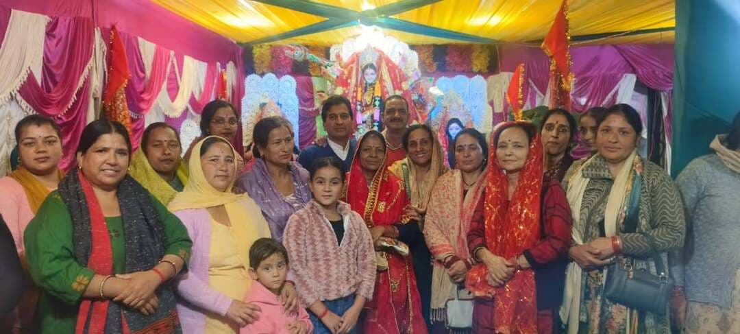 राकेश व अंशुल धीमान ने किया महामाई का गुणगान
जोगिंद्रनगर, उमेश कुमार।
साईं मार्कीट जोगिंद्रनगर में चल रही मां दुर्गा पूजा एवं विसर्जन कार्यक्रम की 5वीं संध्या की शुरूआत मां दुर्गा की आरती से की गई। जिओ मार्ट के सामने सजे पंडाल में पांचवीं संध्या में राकेश रावत, राजेश शर्मा, अश्वनी शर्मा व मनोहर ने महामाई का गुणगान किया।इस संध्या में कूपन के माध्यम से लक्की ड्रा निकाले गए। उधर,युवक मंडल छतर द्वारा करवाई जा रही मां दुर्गा पूजा एवं विसर्जन कार्यक्रम में पांचवीं संध्या में अंशुल धीमान ने महामाई का गुणगान किया। इस संध्या में देवी दास रांगड़ा मुख्यातिथि रहे जिन्हें समिति प्रधान शक्ति ठाकुर,सचिव संतोष व अन्य सदस्यों द्वारा मां दुर्गा की फोटो भेंट कर सम्मानित किया गया।