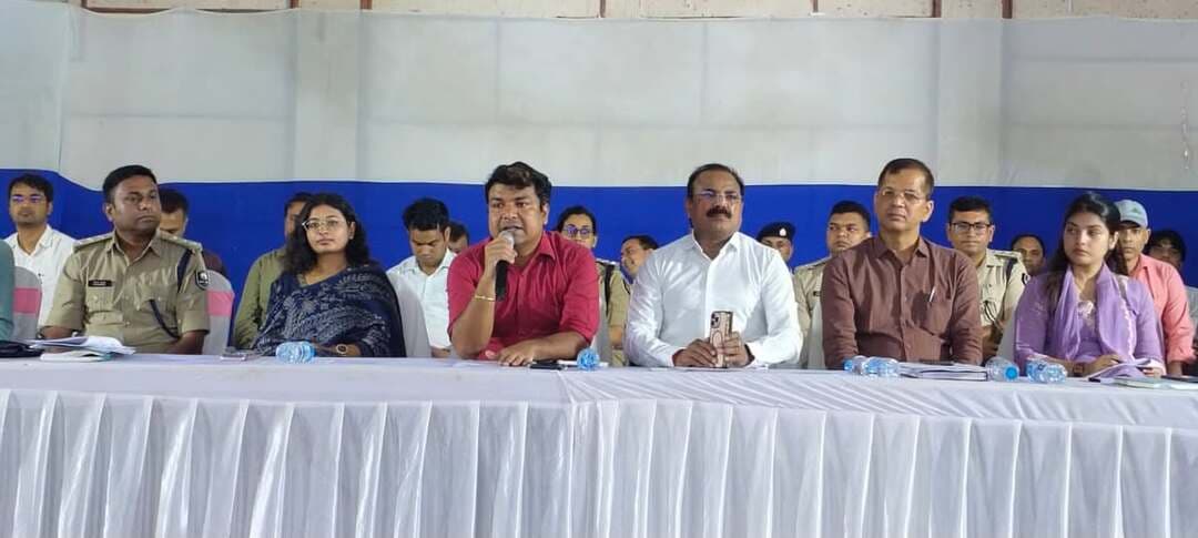 दुर्गा पूजा एवं दशहरा पर्व को शांतिपूर्ण, सुरक्षित एवं सौहार्दपूर्ण वातावरण में संपन्न कराने के उद्देश्य से आज दिनांक 16.10.2026 को जिला मुख्यालय सासाराम स्थित मल्टीपर्पस हॉल में जिला पदाधिकारी, रोहतास श्री दीपक मिश्रा की अध्यक्षता में प्रतिनियुक्त दंडाधिकारियों एवं पुलिस पदाधिकारियों की ब्रीफिंग आयोजित की गई। जिसमें सभी अनुमंडल पदाधिकारी, अनुमंडल पुलिस पदाधिकारी, संबंधित दंडाधिकारी एवं पुलिस पदाधिकारी मौजूद रहे। इस दौरान विधि-व्यवस्था संधारण, भीड़ प्रबंधन, यातायात नियंत्रण, अग्निशमन व्यवस्था, विसर्जन स्थलों की सुरक्षा तथा आमजन की सुविधाओं को लेकर आवश्यक दिशा-निर्देश दिए गए।
जिला पदाधिकारी द्वारा सभी प्रशासनिक एवं पुलिस पदाधिकारियों को पूरी सजगता, सतर्कता एवं सक्रियता के साथ अपने दायित्वों का निर्वहन करने का निर्देश दिए गए। उन्होंने कहा कि सभी पदाधिकारी अपने-अपने क्षेत्रों में लगातार भ्रमणशील रहकर पूजा-पंडालों, विसर्जन स्थलों, विसर्जन मार्गों एवं अन्य भीड़भाड़ वाले स्थानों का भौतिक सत्यापन करें तथा आवश्यक व्यवस्थाएं सुनिश्चित करें। सभी अनुमंडल पदाधिकारियों एवं अनुमंडल पुलिस पदाधिकारियों को नियमित निरीक्षण एवं सतत अनुश्रवण करने तथा बिना सक्षम अनुमति के मुख्यालय नहीं छोड़ने का निर्देश दिए गए।
पूजा-पंडालों एवं संवेदनशील स्थलों पर पर्याप्त संख्या में सीसीटीवी कैमरे लगाने, सार्वजनिक उद्घोषणा प्रणाली को क्रियाशील रखने, अग्निशमन उपकरणों की उपलब्धता सुनिश्चित करने, आवश्यकतानुसार चेकपोस्ट स्थापित करने तथा पर्याप्त प्रकाश व्यवस्था और बैरिकेडिंग करने पर विशेष जोर दिया गया। साथ ही, यातायात व्यवस्था को सुचारू बनाए रखने, बाइकर्स की गतिविधियों पर विशेष निगरानी रखने तथा असामाजिक एवं उपद्रवी तत्वों के विरुद्ध निरोधात्मक कार्रवाई करने का निर्देश दिए गए।
जिला पदाधिकारी ने पूजा-पंडालों एवं विसर्जन के दौरान शांति समिति के सदस्यों को सक्रिय रखने तथा प्रशासन और पुलिस के बीच बेहतर समन्वय बनाए रखने को कहा। विसर्जन स्थलों पर पर्याप्त बैरिकेडिंग, समुचित प्रकाश व्यवस्था एवं प्रशिक्षित गोताखोरों की प्रतिनियुक्ति सुनिश्चित करने का भी निर्देश दिया गया। इसके अतिरिक्त, दंडाधिकारियों एवं पुलिस पदाधिकारियों की टैगिंग सटीक रूप से करने तथा संबंधित पंजी का संधारण सुनिश्चित करने को कहा गया। सभी प्रतिनियुक्त दंडाधिकारियों को भीड़ नियंत्रण एवं यातायात संचालन के लिए सक्रिय रहने का निर्देश दिए गए।
सोशल मीडिया की सतत निगरानी करने तथा भ्रामक, आपत्तिजनक एवं अफवाह फैलाने वाली सामग्री के प्रसार पर विशेष नजर रखने का निर्देश दिए गए। किसी भी अफवाह अथवा संदिग्ध गतिविधि की सूचना मिलने पर त्वरित कार्रवाई करने तथा संवेदनशील क्षेत्रों में आवश्यकतानुसार ड्रोन के माध्यम से निगरानी सुनिश्चित करने को कहा गया।
बताया गया कि दुर्गा पूजा के अवसर पर पर्याप्त पुलिस बल की प्रतिनियुक्ति की गई है तथा पूजा-पंडालों के आसपास पुलिस के जवान तैनात रहेंगे। सर्वोच्च न्यायालय के आदेशों के अनुरूप डीजे पर पूर्ण प्रतिबंध का अनुपालन सुनिश्चित कराने तथा सभी जुलूसों के लिए वैध लाइसेंस अनिवार्य होने की बात कही गई। यातायात को सुचारू बनाए रखने के लिए आवश्यकतानुसार वन-वे, टू-वे एवं डायवर्जन की व्यवस्था की जाएगी। इसकी सूचना मीडिया एवं सोशल मीडिया के माध्यम से आमजन को दी जाएगी। साथ ही, पूजा-पंडालों के आकार के अनुरूप पर्याप्त संख्या में स्वयंसेवकों की तैनाती, महिला एवं पुरुष श्रद्धालुओं के लिए प्रवेश और निकास के अलग-अलग मार्ग तथा आगजनी की घटनाओं से निपटने के लिए बालू एवं पानी से भरे ड्रम की व्यवस्था सुनिश्चित करने का निर्देश दिए गए।
जिला पदाधिकारी ने कहा कि किसी भी अप्रिय घटना की सूचना तत्काल प्रशासन एवं पुलिस को दें, ताकि समय रहते आवश्यक कार्रवाई कर स्थिति को नियंत्रित किया जा सके। उन्होंने सभी संबंधित पदाधिकारियों एवं पूजा समिति के सदस्यों से आपसी समन्वय के साथ कार्य करने की अपील की। आमजन की सुविधा एवं आपातकालीन परिस्थितियों में त्वरित कार्रवाई के लिए समाहरणालय में जिला नियंत्रण कक्ष की स्थापना की गई है। जिला नियंत्रण कक्ष के दूरभाष नंबर 06184-226072 एवं 06184-226093 हैं। जिले के नागरिक किसी भी प्रकार की सूचना, शिकायत अथवा आवश्यक जानकारी इन नंबरों पर दे सकते हैं। जिला नियंत्रण कक्ष के वरीय प्रभार में उप विकास आयुक्त, रोहतास सुश्री आकांक्षा आनंद रहेंगी।
विधि-व्यवस्था संधारण के लिए करीब 500 दंडाधिकारी एवं 500 पुलिस पुलिस पदाधिकारी की प्रतिनियुक्ति की गई है। पालीवार गश्ती दल लगातार भ्रमणशील रहकर स्थिति पर नजर रखेंगे। संबंधित अनुमंडल पदाधिकारी एवं अनुमंडल पुलिस पदाधिकारी अपने-अपने क्षेत्रांतर्गत विधि-व्यवस्था के संपूर्ण प्रभार में रहेंगे। वहीं, जिले में विधि-व्यवस्था के संपूर्ण प्रभार में अपर समाहर्ता-सह-अपर जिला दंडाधिकारी, रोहतास रहेंगे।
त्योहार के दौरान स्वास्थ्य सेवाओं की उपलब्धता सुनिश्चित करने के लिए सिविल सर्जन, रोहतास को सदर अस्पताल, अनुमंडलीय अस्पतालों एवं प्रखंड स्तरीय अस्पतालों में 24 घंटे आपातकालीन चिकित्सा सेवा उपलब्ध रखने का निर्देश दिए गए। साथ ही, एंबुलेंस, आवश्यक जीवनरक्षक दवाओं एवं चिकित्सकों की समुचित प्रतिनियुक्ति सुनिश्चित करने को कहा गया। वहीं, कार्यपालक अभियंता, विद्युत विभाग को विसर्जन मार्गों पर जर्जर एवं लटकते तारों, नंगे तारों तथा झुके या टेढ़े विद्युत पोलों को शीघ्र दुरुस्त करने का निर्देश दिया गया।
जिला पदाधिकारी ने लोगों से शांति, सौहार्द एवं आपसी भाईचारे के साथ पर्व मनाने तथा प्रशासन द्वारा जारी दिशा-निर्देशों का पालन करने की अपील की है।
#IPRD
#Durgapuja
#BiharGovernment
#PublicService
#CMSamrat