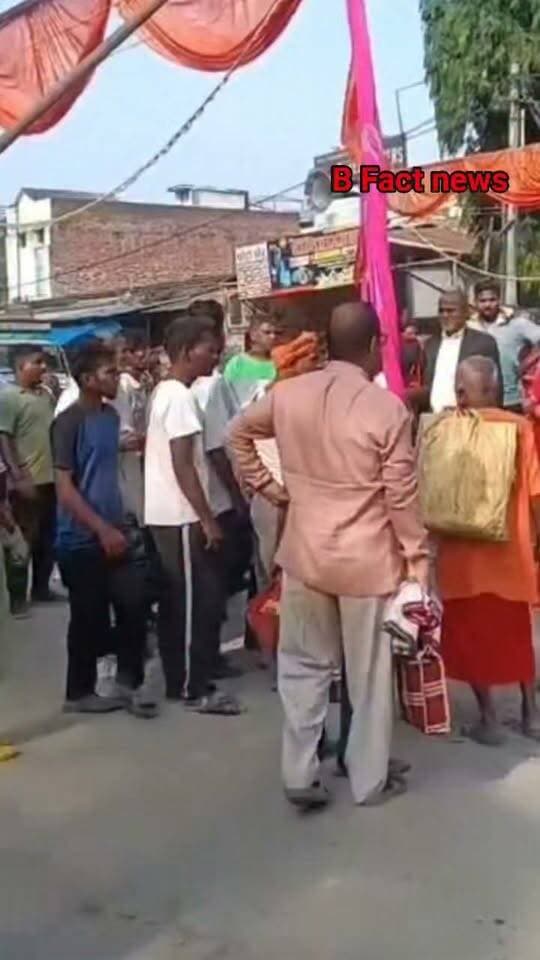 बहराइच में बीच रोड पर दंपति से मारपीट, वीडियो वायरल,
कोर्ट में पेशी पर आए पति-पत्नी पर बीच सड़क हमला!
SP ऑफिस के पास मारपीट, महिला समेत दंपति की पिटाई का वीडियो वायरल!
बहराइच। जिले में जमीन विवाद को लेकर मारपीट का एक मामला सामने आया है। न्यायालय में पेशी पर आए पति-पत्नी पर बीच सड़क पर हमला किए जाने का आरोप है।
आसपास मौजूद लोगों ने बीच-बचाव कर मामला शांत कराया।
मारपीट का वीडियो सोशल मीडिया पर वायरल होने के बाद मामला सुर्खियों में है। बताया जा रहा है कि पीड़ित दंपति मोतीपुर क्षेत्र के चौधरी गांव के निवासी हैं और न्यायालय में पेशी के सिलसिले में बहराइच आए थे।
घटना के बाद पुलिस ने पीड़ितों का मेडिकल परीक्षण कराया है। फिलहाल पुलिस तहरीर मिलने का इंतजार कर रही है। शिकायत मिलने के बाद मामले में आगे की कार्रवाई की जाएगी।