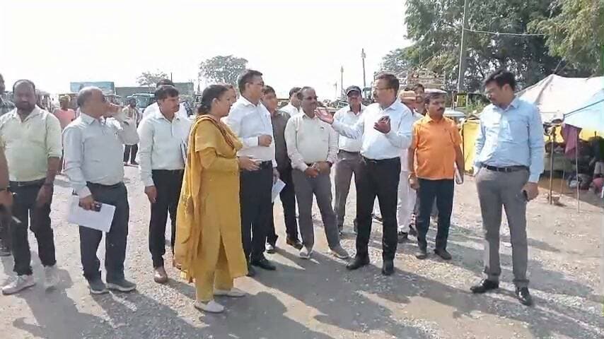 बहराइच में गोलवाघाट से झिंगहाघाट (पुराना NH-927) मार्ग के चौड़ीकरण एवं सुदृढ़ीकरण कार्य में तेजी लाने के लिए जिलाधिकारी राजेश कुमार पाण्डेय ने स्थलीय निरीक्षण किया।
उन्होंने विद्युत पोल, पेड़ और नाले जैसी बाधाओं को एक सप्ताह के भीतर हटाने का कड़ा निर्देश दिया।