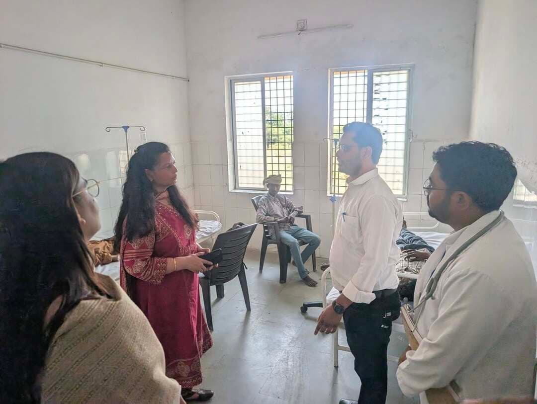 *कलेक्टर श्रीमती नीतू माथुर ने आंगनवाड़ी केंद्र, बालिका छात्रावास एवं स्वास्थ्य केंद्र का किया निरीक्षण*
*पोषण व्यवस्था, स्वच्छता एवं मूलभूत सुविधाओं में सुधार के दिए निर्देश*
*आलीराजपुर। मुख्यमंत्री जन विश्वास अभियान के तहत कलेक्टर श्रीमती नीतू माथुर ने छोटी मालपुर स्थित आंगनवाड़ी केंद्र तथा सेजावाड़ा स्थित बालिका छात्रावास एवं स्वास्थ्य केंद्र का निरीक्षण किया। इस दौरान उन्होंने व्यवस्थाओं का जायजा लेते हुए संबंधित अधिकारियों को आवश्यक सुधार सुनिश्चित करने के निर्देश दिए।
आंगनवाड़ी केंद्र के निरीक्षण के दौरान कलेक्टर श्रीमती माथुर ने बच्चों को दिए जा रहे भोजन की गुणवत्ता की स्वयं जांच की। उन्होंने पोषण ट्रैकर पर आवश्यक प्रविष्टियां समय पर करने, भोजन रजिस्टर संधारित रखने तथा हाई रिस्क प्रेग्नेंसी वाली महिलाओं, गर्भवती एवं धात्री माताओं, हीमोग्लोबिन की कमी से ग्रस्त महिलाओं और कम वजन वाले बच्चों का नियमित फॉलोअप करने के निर्देश दिए। साथ ही आंगनवाड़ी कार्यकर्ताओं को आवश्यक प्रशिक्षण देने, केंद्र की मरम्मत कराने, पेयजल की उचित व्यवस्था सुनिश्चित करने तथा शौचालय को अतिक्रमण मुक्त कराने के निर्देश भी दिए। बच्चों द्वारा कविता सुनाने पर कलेक्टर ने उन्हें उपहार देकर प्रोत्साहित किया।
इसके पश्चात कलेक्टर श्रीमती माथुर ने सेजावाड़ा स्थित बालिका छात्रावास एवं स्वास्थ्य केंद्र का निरीक्षण किया। उन्होंने वहां पेयजल और विद्युत व्यवस्था को बेहतर बनाने के निर्देश देते हुए संबंधित अधिकारियों को आवश्यक स्वीकृति के लिए वरिष्ठ कार्यालय को प्रस्ताव भेजने एवं पत्राचार करने को कहा।
कलेक्टर श्रीमती माथुर ने अधिकारियों को निर्देशित किया कि सभी संस्थानों में आवश्यक सुविधाएं सुनिश्चित करते हुए व्यवस्थाओं में सुधार किया जाए, ताकि हितग्राहियों को बेहतर सेवाएं मिल सकें।इस दौरान एसडीएम सुश्री दीपिका पाटीदार ,तहसीलदार श्री दिनेश व्यास साहित अन्य अधिकारी उपस्थित थे।
#मुख्यमंत्री_जन_विश्वास
#JansamparkMP
#collector
#alirajpur