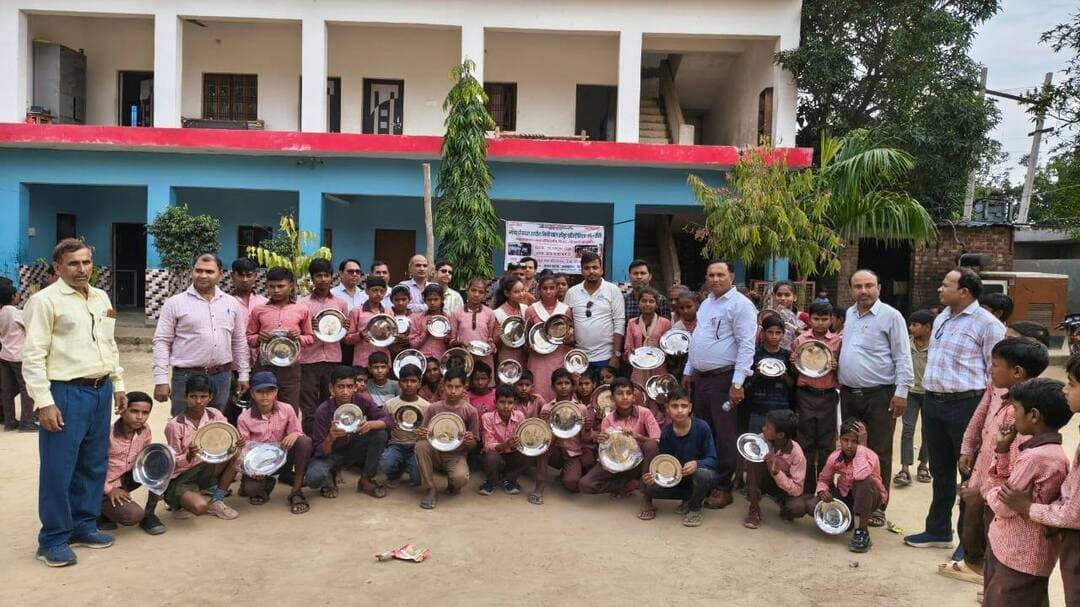 न्याय पंचायत स्तरीय बाल क्रीड़ा प्रतियोगिताओं में बच्चों ने दिखाया दमखम
पटियाली। विकासखंड पटियाली में खंड शिक्षा अधिकारी राजकुमार के निर्देशन में न्याय पंचायत स्तरीय मिनी बाल क्रीड़ा प्रतियोगिताएं आयोजित की जा रही हैं। शुक्रवार को दरियावगंज, मझोला और नगला अमीर में विभिन्न खेल प्रतियोगिताओं का आयोजन हुआ। इसमें विभिन्न विद्यालयों के छात्र-छात्राओं ने उत्साहपूर्वक प्रतिभाग कर अपनी खेल प्रतिभा का प्रदर्शन किया।
प्रतियोगिताओं में प्राथमिक और उच्च प्राथमिक स्तर के बालक-बालिकाओं के लिए 50, 100, 200 और 400 मीटर दौड़, लंबी कूद, कबड्डी, खो-खो सहित विभिन्न स्पर्धाएं आयोजित की गईं। बच्चों ने पूरे उत्साह और खेल भावना के साथ प्रतिभाग किया। ब्लॉक पीटीआई अजय यादव ने निर्णायक की भूमिका निभाई।
इस दौरान मुख्य अतिथि चमन सेठ, नगर पंचायत अध्यक्ष भरगैन ने बच्चों का उत्साहवर्धन करते हुए कहा कि खेलकूद से विद्यार्थियों का शारीरिक एवं मानसिक विकास होता है। खेलों से बच्चों में अनुशासन, आत्मविश्वास, सहयोग और नेतृत्व क्षमता भी विकसित होती है। उन्होंने विद्यार्थियों को पढ़ाई के साथ खेलकूद में भी बढ़-चढ़कर भाग लेने के लिए प्रेरित किया।
दरियावगंज में नोडल शिक्षक संदीप कुमार, महिपाल सिंह, यशवीर सिंह, रामदास, अनुभव तिवारी, अरविंद कुमार, नरेंद्र उपाध्याय और राजीव यादव सहित अन्य शिक्षक मौजूद रहे। वहीं, नगला अमीर में नोडल शिक्षक सत्यप्रकाश पाल, नरेश चंद्र तिवारी, चंद्रदेव दीक्षित, मौहर सिंह, विजयपाल, सैयद रशीद अली, अंकित राजपूत, कैलाश श्रीवास्तव, हरीश चौधरी और मानवेंद्र सिंह सहित अन्य शिक्षक-शिक्षिकाओं ने सहयोग किया।