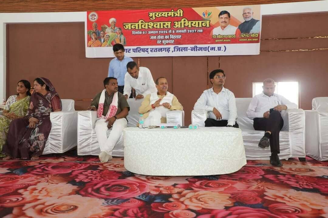 #मुख्यमंत्री_जनविश्वास_अभियान के तहत रतनगढ़ में समाधान शिविर संपन्न
पात्र हितग्राहियों तक योजनाओं का लाभ पहुंचाना शासन की प्राथमिकता : विधायक श्री ओमप्रकाश सखलेचा
नशामुक्त मध्य प्रदेश बनाने की दिलाई गई शपथ
मुख्यमंत्री डॉ. मोहन यादव की मंशानुसार आमजन की समस्याओं के त्वरित निराकरण और शासन की जनकल्याणकारी योजनाओं का लाभ प्रत्येक पात्र हितग्राही तक पहुंचाने के उद्देश्य से शुक्रवार को जावद विकासखंड की रतनगढ़ तहसील में मुख्यमंत्री जन-विश्वास अभियान के अंतर्गत समाधान शिविर आयोजित किया गया। शिविर में विधायक श्री ओमप्रकाश सखलेचा एवं जिला पंचायत के मुख्य कार्यपालन अधिकारी श्री अमन वैष्णव ने ग्रामीणों की समस्याएं सुनीं और संबंधित अधिकारियों को प्राप्त आवेदनों का समय-सीमा में निराकरण सुनिश्चित करने के निर्देश दिए।
विधायक श्री ओमप्रकाश सखलेचा ने कहा कि मुख्यमंत्री जन-विश्वास अभियान शासन एवं प्रशासन को आमजन के निकट लाने की महत्वपूर्ण पहल है। शासन की प्राथमिकता है कि प्रत्येक पात्र हितग्राही को जनकल्याणकारी योजनाओं का लाभ मिले और उनकी समस्याओं का समय पर समाधान हो। उन्होंने अधिकारियों को शिविर में प्राप्त आवेदनों का सात दिवस में निराकरण करने के निर्देश दिए। साथ ही, आगामी शिविर में पूर्व में प्राप्त आवेदनों एवं शिकायतों के निराकरण की प्रगति की समीक्षा करने की बात कही।
ग्रामीण विकास एवं रोजगार पर विशेष जोर
विधायक श्री सखलेचा ने ड्रोन सर्वे से संबंधित आवेदनों का निराकरण करने तथा ग्रामीण क्षेत्रों में विकास कार्यों को गति देने के निर्देश दिए। उन्होंने युवाओं को कौशल प्रशिक्षण प्रदान कर रोजगार एवं स्वरोजगार से जोड़ने पर जोर दिया। उन्होंने कहा कि शासन की योजनाओं के प्रति ग्रामीणों को जागरूक करने के साथ उनकी समस्याओं का संवेदनशीलता से समाधान किया जाए, ताकि पात्र हितग्राहियों को योजनाओं का लाभ मिल सके।
सीमांकन, पेंशन, फसल बीमा सहित विभिन्न समस्याओं के आवेदन प्राप्त
समाधान शिविर में ग्रामीणों ने सीमांकन, सीमा विवाद, पेंशन, फसल बीमा, आंगनवाड़ी, विद्यालय एवं सड़क संबंधी समस्याओं से जुड़े आवेदन प्रस्तुत किए। विधायक एवं अधिकारियों ने आवेदकों की समस्याएं सुनीं तथा संबंधित विभागों के अधिकारियों को नियमानुसार आवश्यक कार्रवाई कर समय-सीमा में निराकरण सुनिश्चित करने के निर्देश दिए।
हितग्राहियों को विभिन्न योजनाओं के लाभ वितरित
शिविर में लाड़ली लक्ष्मी योजना के तहत दो प्रमाण-पत्र तथा स्वामित्व योजना के अंतर्गत रजिस्ट्री निष्पादन से संबंधित दो प्रमाण-पत्र वितरित किए गए। उद्यानिकी एवं बागवानी योजना के तहत एक हितग्राही को मिनी ट्रैक्टर की चाबी सौंपी गई। प्रधानमंत्री स्वनिधि योजना के अंतर्गत दो हितग्राहियों को हितलाभ प्रमाण-पत्र प्रदान किए गए। इसके अतिरिक्त, एसएएम से पीड़ित बच्चों की माताओं को पोषण संबंधी आवश्यकताओं की पूर्ति के लिए न्यूट्री बास्केट वितरित की गईं।
नशामुक्त मध्य प्रदेश बनाने की दिलाई शपथ
कार्यक्रम के दौरान विधायक श्री ओमप्रकाश सखलेचा ने उपस्थित जनों को नशामुक्त मध्य प्रदेश बनाने की शपथ दिलाई। उन्होंने नशे से दूर रहने, समाज में नशामुक्ति के प्रति जागरूकता बढ़ाने तथा स्वस्थ एवं नशामुक्त समाज के निर्माण में सहभागी बनने का संकल्प दिलाया। मुख्यमंत्री जन-विश्वास अभियान के अंतर्गत आयोजित इस शिविर में जनसमस्याओं के निराकरण के साथ सामाजिक जागरूकता को भी महत्व दिया गया।
कार्यक्रम का शुभारंभ मां सरस्वती के चित्र पर माल्यार्पण एवं दीप प्रज्ज्वलन के साथ हुआ। इस अवसर पर नगर पंचायत अध्यक्ष श्रीमती सुगना बाई गुर्जर, अपर कलेक्टर श्री बी.एस. कलेश, एसडीएम सुश्री श्रुति भयड़िया, डिप्टी कलेक्टर श्री चंद्र सिंह धार्वे, अतिरिक्त मुख्य कार्यपालन अधिकारी श्री अरविंद डामोर सहित अन्य जनप्रतिनिधि, विभिन्न विभागों के अधिकारी-कर्मचारी एवं बड़ी संख्या में ग्रामीणजन उपस्थित रहे।
CM Madhya Pradesh Jansampark Madhya Pradesh
#neemuch #नीमच