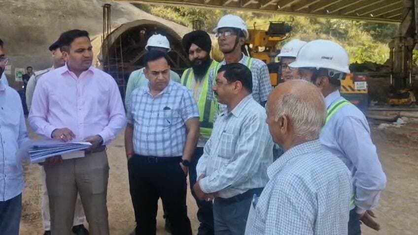 *रेलवे परियोजना के निर्माण कार्यों में तेजी लाएं अधिकारी, समय सीमा के भीतर पूरा करें कार्य: राहुल कुमार*
*उपायुक्त ने भानुपली-बिलासपुर रेलवे लाइन के तहत निर्माणाधीन टनल नंबर-16, पुलों और अन्य कार्यों का किया निरीक्षण*
*