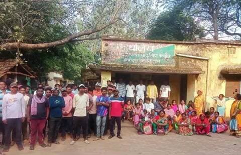 चाकुलिया: चाकुलिया के 98 मजदूरों को 6 महीने से नहीं मिली मजदूरी, धरना जारी
