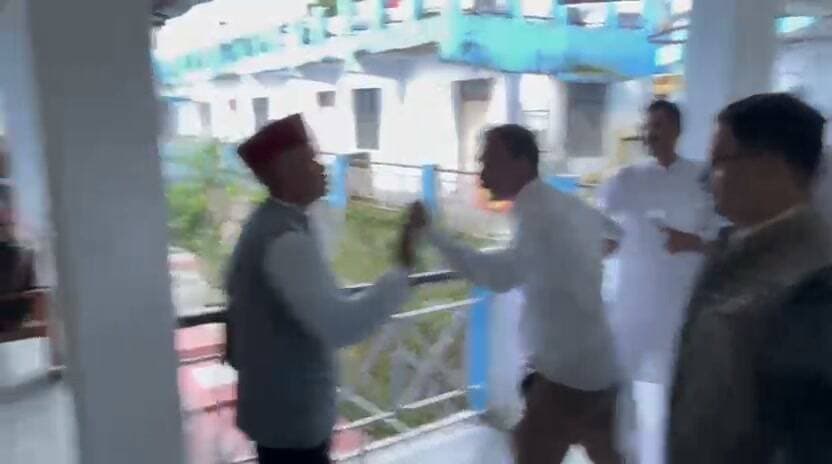 जिला योजना समिति चुनाव में एक वोट से जीते राजेंद्र नेगी, श्रीनगर भाजपा की अंदरूनी खींचतान आई सामने!
भाजपा के अधिकृत समर्थित प्रत्याशी ने पार्टी के ही पार्षद संदीप रावत को दी शिकस्त, 20-19 रहा जीत-हार का अंतर; नतीजे के बाद कथित नोकझोंक ने बढ़ाई सियासी सरगर्मी
श्रीनगर। जिला योजना समिति (डीपीसी) के सामान्य निर्वाचन-2026 में नगर निगम श्रीनगर की एक सीट पर हुए मुकाबले ने स्थानीय भाजपा की अंदरूनी सियासत को चर्चा में ला दिया है। नगर निगम के वार्ड नंबर एक से भाजपा पार्षद राजेंद्र नेगी ने भाजपा के ही पार्षद संदीप रावत को महज एक वोट से हराकर जिला योजना समिति के सदस्य पद पर जीत दर्ज की। भाजपा के अधिकृत समर्थित प्रत्याशी राजेंद्र नेगी को 20 वोट मिले, जबकि संदीप रावत 19 वोट हासिल कर सके। एक सीट पर पार्टी के ही दो पार्षदों के आमने-सामने आने और बेहद करीबी मुकाबले ने आगामी विधानसभा चुनाव से पहले श्रीनगर भाजपा की अंदरूनी खींचतान को लेकर सवाल खड़े कर दिए हैं।
जिला योजना समिति के चुनाव में शुरुआत में भाजपा के पांच पार्षदों ने नामांकन कराया था। इसके बाद दो पार्षदों ने अपने नाम वापस ले लिए, जबकि एक अन्य पार्षद ने भी समर्थन दे दिया। इसके बाद मुकाबला भाजपा के अधिकृत समर्थित प्रत्याशी राजेंद्र नेगी और भाजपा पार्षद संदीप रावत के बीच सिमट गया। चुनाव में नेगी को जीत तो मिली, लेकिन पार्टी के ही दूसरे प्रत्याशी को मिले 19 वोटों ने मुकाबले को राजनीतिक रूप से अहम बना दिया।
40 में से 32 पार्षद भाजपा के, फिर भी कांटे की टक्कर : नगर निगम श्रीनगर में कुल 40 पार्षद हैं। इनमें भाजपा के 32, कांग्रेस के छह और दो निर्दलीय पार्षद शामिल हैं। नगर निगम में भाजपा के स्पष्ट बहुमत के बावजूद पार्टी के अधिकृत समर्थित प्रत्याशी को महज 20 वोट मिलने और दूसरे भाजपा पार्षद को 19 वोट हासिल होने से राजनीतिक चर्चाएं तेज हो गई हैं। हालांकि, मतदान में किस पार्षद ने किस प्रत्याशी का समर्थन किया, इसकी आधिकारिक पुष्टि के बिना किसी निष्कर्ष पर पहुंचना उचित नहीं होगा।
नतीजे के बाद कथित नोकझोंक से बढ़ी चर्चा : चुनाव का परिणाम आने के बाद दोनों पक्षों के बीच कथित तौर पर तीखी नोकझोंक होने की बात भी सामने आई है। बताया जा रहा है कि स्थिति को संभालने के लिए अन्य लोगों को बीच-बचाव करना पड़ा। एक ही पार्टी के दो नेताओं के बीच चुनावी मुकाबले के बाद इस तरह के घटनाक्रम ने स्थानीय राजनीतिक माहौल को और गरमा दिया है।