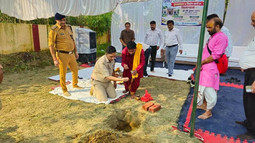 रायबरेली में आज दिनांक 16.10.2026 को रवि कुमार पुलिस अधीक्षक रायबरेली द्वारा रिजर्व पुलिस लाइन रायबरेली में पुलिसकर्मियों के अध्ययन एवं ज्ञानवर्धन हेतु पुस्तकालय निर्माण का शिलान्यास किया गया। पुस्तकालय के निर्माण से पुलिसकर्मियों व उनके परिवारीजनों को अध्ययन हेतु बेहतर सुविधा उपलब्ध होगी, जिससे वे अपने ज्ञान में वृद्धि करने के साथ-साथ विभागीय एवं प्रतियोगी परीक्षाओं की तैयारी भी कर सकेंगे।*
