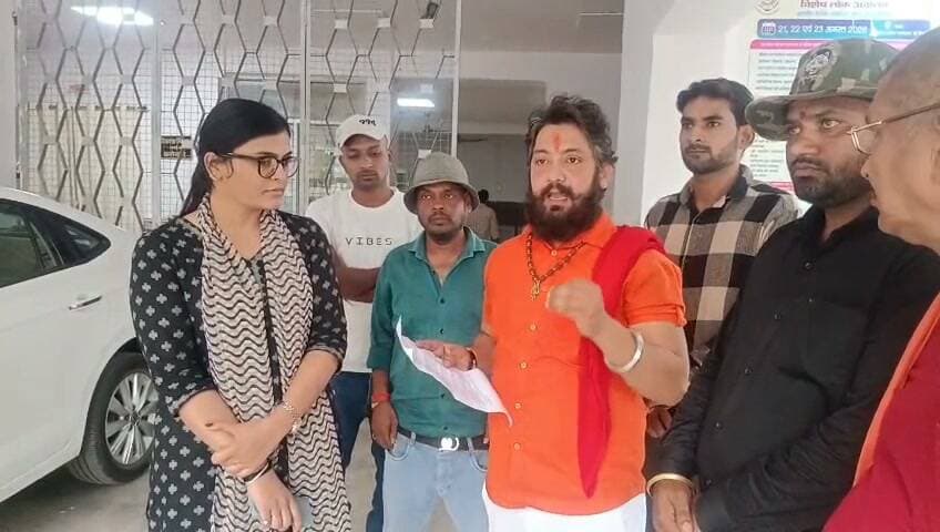 *शिवसेना की चेतावनी: सीधी में नो-एंट्री बेअसर, सड़कों पर बसों का कब्जा* !
*पुराना बस स्टैंड सिर्फ शराबियों का अड्डा पूर्व भी था और अभी भी :विवेक पांडे*
*हमने शराब भट्टी का विरोध किया था लेकिन बस स्टैंड ही हट गया :विवेक पांडे*
विकाश जरूरी लेकिन पुराने बस स्टैंड के गरीब व्यापारियों को राहत देने की मांग, जिम्मेदार विभागों की कार्यप्रणाली पर विवेक पाण्डेय ने उठाए सवाल
सीधी। शहर की बदहाल यातायात व्यवस्था, नो-एंट्री के बावजूद बड़े वाहनों की आवाजाही, मुख्य मार्गों पर बसों द्वारा सवारी भरने और पुराने बस स्टैंड के छोटे व्यापारियों की समस्याओं को लेकर शिवसेना प्रदेश उपाध्यक्ष विवेक पाण्डेय ने जिला प्रशासन के समक्ष आवाज बुलंद की है।
विवेक पाण्डेय ने कहा कि सीधी शहर में नो-एंट्री के नियमों के बावजूद बड़े वाहन मुख्य मार्गों से लेकर वार्डों की संकरी गलियों तक में खड़े हो रहे हैं। वहीं, पुराने बस स्टैंड को हटाए जाने के बावजूद लालता चौक से ऊंची हवेली तक बसें खड़ी कर सवारियां भरी जाती हैं, जिससे घंटों जाम की स्थिति बनती है। इसका खामियाजा आम नागरिकों, विद्यार्थियों, मरीजों और व्यापारियों को भुगतना पड़ रहा है।
उन्होंने पुराने बस स्टैंड के छोटे एवं गरीब व्यापारियों की समस्याओं पर चिंता जताते हुए कहा कि बस स्टैंड हटने के बाद कई व्यापारियों की आजीविका प्रभावित हुई है। प्रशासन को उनके लिए उचित व्यवस्था सुनिश्चित करनी चाहिए। साथ ही, पुराने बस स्टैंड के समीप शराब दुकान के आसपास शराब सेवन, असामाजिक गतिविधियों और मारपीट की शिकायतों की जांच कर आवश्यक कार्रवाई की मांग की।
शिवसेना प्रदेश उपाध्यक्ष विवेक पाण्डेय ने जिला कलेक्टर, पुलिस अधीक्षक, जिला परिवहन अधिकारी, मुख्य नगर पालिका अधिकारी एवं जिला आबकारी अधिकारी से मांग की है कि यातायात नियमों का सख्ती से पालन कराया जाए, अवैध पार्किंग पर रोक लगे और बसों के लिए निर्धारित स्थान सुनिश्चित किया जाए।
उन्होंने स्पष्ट कहा कि जनहित से जुड़े इन मुद्दों की अनदेखी बर्दाश्त नहीं की जाएगी। यदि समस्याओं का शीघ्र निराकरण नहीं हुआ, तो शिवसेना प्रभावित व्यापारियों एवं आम नागरिकों के अधिकारों के लिए लोकतांत्रिक एवं शांतिपूर्ण आंदोलन करेगी
इस बीच शिवसेना प्रदेश उपाध्यक्ष विवेक पाण्डेय, संभाग संयोजक संत कुमार केवट, जिलाध्यक्ष बेनाम सिंह बघेल, युवा शिवसेना जिलाध्यक्ष आशीष मिश्रा, नगर अध्यक्ष जैनेंद्र सिंह चौहान उर्फ मुन्ना, युवा कोषाध्य लाला वर्मा, नगर सह संयोजक राजन मिश्रा, सुनील गुप्ता, भीम गुप्ता, सहित कई शिवसेना रहे मौजूद