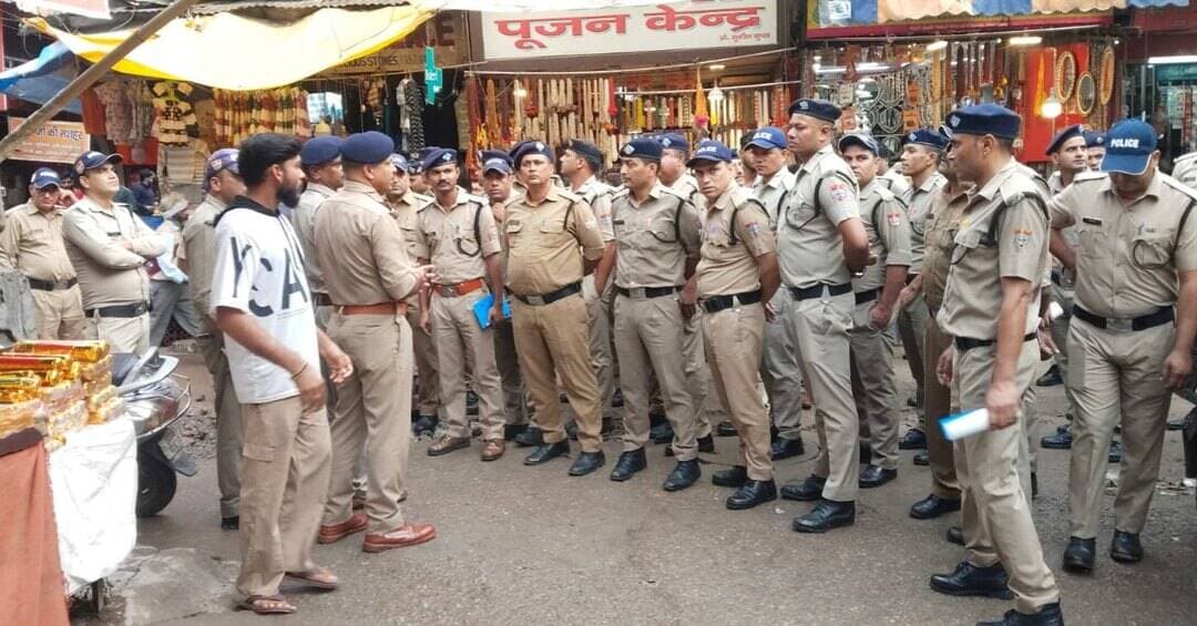कुंभ मेला प्रशिक्षण के अंतर्गत सायंकालीन नगर भ्रमण एवं महत्वपूर्ण दिशा-निर्देश
कुंभ मेला प्रशिक्षण के अंतर्गत समस्त प्रशिक्षण अधिकारियों एवं कर्मचारियों द्वारा सायंकालीन नगर भ्रमण कार्यक्रम में प्रतिभाग किया गया। इस दौरान श्रीमान मुख्य अग्निशमन अधिकारी, कुंभ मेला हरिद्वार महोदय द्वारा आगामी कुंभ मेले के दृष्टिगत महत्वपूर्ण जानकारी प्रदान की गई तथा आवश्यक दिशा-निर्देशों से अवगत कराया गया। इस कार्यक्रम का उद्देश्य कुंभ मेले के दौरान अग्नि सुरक्षा एवं आपातकालीन परिस्थितियों में प्रभावी कार्यवाही हेतु अधिकारियों एवं कर्मचारियों को तैयार करना है।
#uttarakhandfireservice
#fire
#firefighter
#kumbh
#uttarakhand