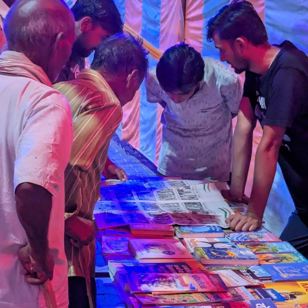 ज्ञान कुटीर पुस्तकालय का ज्ञान उत्सव, गोपालपुरा में उमड़ा जनसैलाब
नवरात्रि पंचमी की रात 500 से अधिक लोगों की भीड़, 100 से अधिक पुस्तकों का वितरण
महाकाल के वर्चुअल दर्शन से लेकर आजादी के दौर के ऐतिहासिक अखबार तक बना आकर्षण
गोपालपुरा (जालौन)। नवरात्रि की आस्था, पुस्तकों का संसार और आधुनिक तकनीक का अनूठा संगम गुरुवार की रात गोपालपुरा में देखने को मिला। ज्ञान कुटीर पुस्तकालय एवं हेल्पिंग हट संस्था की ओर से नवरात्रि पंचमी के अवसर पर आयोजित ‘ज्ञान उत्सव 2026’ में लगभग 500 लोगों ने भाग लिया। कार्यक्रम में 100 से अधिक पुस्तकों का वितरण किया गया।
बड़ी माता मंदिर में आयोजित इस कार्यक्रम का उद्देश्य ग्रामीण क्षेत्र में पढ़ने की संस्कृति को प्रोत्साहित करना और ज्ञान को समाज के हर वर्ग तक पहुँचाना था। बच्चों, युवाओं, महिलाओं और वरिष्ठ नागरिकों ने सक्रिय रुचि दिखाई। कई ग्रामीणों ने नियमित रूप से पुस्तकालय आने और पढ़ने का संकल्प लिया।
ज्ञान कुटीर पुस्तकालय में सभी आवश्यक सुविधाएँ उपलब्ध हैं। यहाँ कोई भी व्यक्ति आकर पुस्तकें पढ़ सकता है अथवा प्रतियोगी परीक्षाओं की तैयारी कर सकता है। धार्मिक साहित्य, उपन्यास, सामान्य ज्ञान की पुस्तकें और परीक्षा संबंधी सामग्री सहित विविध प्रकार के संसाधन विद्यार्थियों, युवाओं और सभी आयु वर्ग के लोगों के लिए उपलब्ध हैं।
कार्यक्रम का सबसे बड़ा आकर्षण वर्चुअल रियलिटी (वीआर) के माध्यम से महाकाल के दर्शन का अनुभव रहा। गाँव के लोगों के लिए यह नया और रोमांचक अनुभव था। इसके साथ ही द हिंदू द्वारा इस वर्ष तैयार किए गए स्वतंत्रता संग्राम काल के ऐतिहासिक अखबार के पुनर्मुद्रित संस्करण ने भी लोगों में उत्सुकता जगाई।
वितरित सामग्री में दुर्गा चालीसा, अखंड ज्योति, कल्याण और योग मंजरी पत्रिकाओं के साथ बच्चों के लिए ज्ञानवर्धक पुस्तकें शामिल थीं। आयोजकों का मानना है कि पुस्तकें केवल परीक्षा की तैयारी तक सीमित नहीं, बल्कि नए विचारों, इतिहास और संस्कृति की समझ विकसित करती हैं।
कार्यक्रम की सफलता में उपेंद्र, प्रांजल, अंशिका, शनि, रेहान, सृष्टि चौहान, भूमि, देव, मुकुल, सृष्टि गुप्ता, श्रद्धा, सौम्या, राशि, निशी, दिव्या, वीरू, अंशु, शिवा सहित अन्य स्वयंसेवकों की अहम भूमिका रही एवं तैयारी से लेकर वितरण तक सक्रिय सहयोग रहा।
पुस्तकालय का उद्देश्य ग्रामीण क्षेत्र में अध्ययन का बेहतर माहौल बनाना और सभी आयु वर्ग में पढ़ने की रुचि बढ़ाना है। ‘एक पुस्तक, एक नई सोच, एक बेहतर भविष्य’ के संदेश के साथ इस पहल ने गोपालपुरा में शिक्षा व जागरूकता की नई उम्मीद जगाई है।