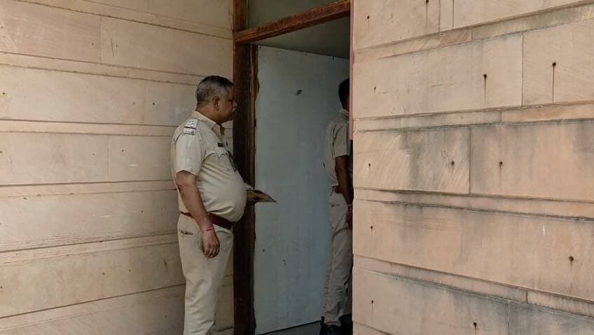 झालरापाटन बस स्टैंड पर बुजुर्ग का शव मिला,पुलिस परिजनों की तलाश में जुटी, जेब में मिला एक वोटर आईडी
झालरापाटन बस स्टैंड पर शुक्रवार सुबह एक बुजुर्ग की मौत हो गई। सूचना मिलने के बाद झालरापाटन थाना पुलिस मौके पर पहुंची। पुलिस ने बुजुर्ग के शव को झालावाड़ के एसआरजी हॉस्पिटल की मोर्चरी में रखवा दिया है।
पुलिस मृतक के परिवार की तलाश कर रही है। परिवार के झालावाड़ एसआरजी हॉस्पिटल पहुंचने के बाद मामले में आगे की कार्रवाई होगी।
झालरापाटन थाने के एसआई दुर्गा शंकर गौतम ने बताया कि सुबह पुलिस को सूचना मिली थी कि बस स्टैंड की एक बेंच पर एक बुजुर्ग बेहोशी की हालत में लेटा है। पुलिस उसे तुरंत 108 एंबुलेंस से एसआरजी हॉस्पिटल ले गई, जहां डॉक्टरों ने उसे मृत बताया।
दुर्गा शंकर गौतम ने बताया कि बुजुर्ग की जेब से एक वोटर आईडी मिला है। इस पर भगवान लाल पुत्र लक्ष्मण लाल, उम्र 58 साल, निवासी बंजारी तहसील शामगढ़, मंदसौर लिखा है। इसी जानकारी के आधार पर पुलिस उनके परिवार को ढूंढ रही है।