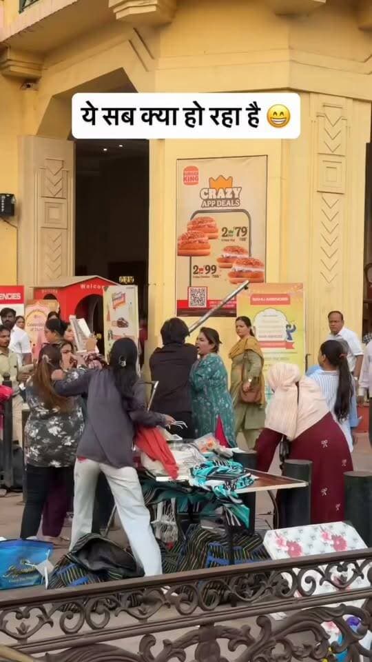 बाज़ार में महिलाओं के दो गुटों में जमकर चले लात-घूंसे, कपड़े खींचने का वीडियो वायरल
बाज़ार में सरेआम महिलाओं के दो गुट आपस में भिड़ गए। कपड़े की दुकान/स्टॉल के सामने हुई इस मारपीट का वीडियो सोशल मीडिया पर तेज़ी से वायरल हो रहा है।
बात-सुनने से मारपीट तक पहुँची बात
प्राप्त जानकारी के अनुसार, बाज़ार में एक दुकान के बाहर किसी बात को लेकर दो पक्षों की महिलाओं के बीच कहासुनी शुरू हुई। देखते ही देखते विवाद इतना बढ़ गया कि महिलाओं के बीच हाथापाई और मारपीट होने लगी।
सरेराह बाल व कपड़े खींचने का ड्रामा
वायरल वीडियो में साफ़ देखा जा सकता है कि महिलाएँ एक-दूसरे के बाल पकड़कर खींच रही हैं और मारपीट कर रही हैं। मौके पर मौजूद कुछ पुरुषों व स्थानीय लोगों ने उन्हें बीच-बचाव कर अलग करने का प्रयास किया, लेकिन महिलाएँ काफी देर तक आपस में उलझी रहीं। आसपास के लोग इस हंगामे को तमाशा बनकर देखते रहे और कई लोगों ने इसका वीडियो भी बना लिया।