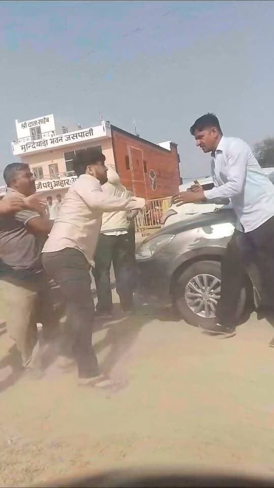 सड़क पर हंगामा: दिनदहाड़े दो पक्षों में जमकर मारपीट, लात-घूंसे चले; वीडियो सोशल मीडिया पर वायरल
जसपाली/क्षेत्रीय कार्यालय। जसपाली (मुरांदेवाला भवन के पास) क्षेत्र की मुख्य सड़क पर दिनदहाड़े दो पक्षों के बीच जमकर मारपीट और धक्का-मुक्की का मामला सामने आया है। बीच सड़क पर हुई इस मारपीट और कहासुनी की घटना का वीडियो किसी राहगीर ने अपने मोबाइल में कैद कर लिया, जो अब सोशल मीडिया पर तेजी से वायरल हो रहा है।
कहा-सुनी से शुरू हुआ विवाद, चले लात-घूंसे
वायरल वीडियो में देखा जा सकता है कि मुरांदेवाला भवन/बालाजी पशु आहार-अनाज भंडार के पास सड़क किनारे कई लोग जमा हैं। देखते ही देखते कुछ युवकों के बीच किसी बात को लेकर बहस शुरू हो जाती है, जो जल्द ही हाथापाई में बदल जाती है। दो से तीन लोग एक-दूसरे को पकड़कर खींचते हुए लात-घूंसे मारते नजर आ रहे हैं।
सड़क पर मचा हड़कंप, तमाशबीन बने रहे लोग
अचानक हुई इस मारपीट से सड़क पर काफी देर तक अफरा-तफरी का माहौल बना रहा। सड़क से गुजर रही गाड़ियां और मोटरसाइकिल सवार अपनी रफ्तार धीमी कर रुक गए। वीडियो में कुछ स्थानीय लोग और राहगीर बीच-बचाव कर दोनों पक्षों को अलग करने का प्रयास करते दिख रहे हैं, जबकि कई लोग मूकदर्शक बने तमाशा देखते रहे।
पुलिस जांच में जुटी
सड़क पर खुलेआम हंगामा और गुंडागर्दी की इस घटना के बाद स्थानीय निवासियों में डर का माहौल है। वीडियो के सोशल मीडिया पर वायरल होने के बाद स्थानीय पुलिस मामले का संज्ञान लेकर मारपीट में शामिल युवकों की पहचान और घटना के कारणों का पता लगाने में जुट गई है।