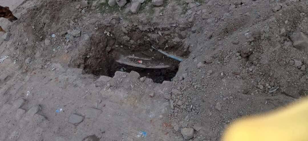 न पता किसने खोदा, न भरने की सुध; रेलवे गंज में मुसीबत बना गड्ढा
हरदोई शहर के रेलवे गंज क्षेत्र में खुला पड़ा एक गड्ढा स्थानीय लोगों के लिए परेशानी का कारण बना हुआ है। वार्ड संख्या 23 में लाइट ऑफ कल्चर हिल्स स्कूल वाली गली में बने इस गड्ढे को चार दिन बीत जाने के बाद भी बंद नहीं कराया गया है। गड्ढा किस विभाग या संस्था की ओर से खोदा गया, इसकी जानकारी अब तक सामने नहीं आ सकी है। ऐसे में रास्ते से गुजरने वाले लोगों को रोजाना दिक्कतों का सामना करना पड़ रहा है।स्थानीय मार्ग पर दिनभर दोपहिया और चारपहिया वाहनों का आवागमन बना रहता है। सड़क के बीच या रास्ते में खुले गड्ढे के कारण वाहन चालकों को निकलने में सावधानी बरतनी पड़ रही है। अचानक गड्ढे के सामने आ जाने से दुर्घटना होने की आशंका भी बनी हुई है। खासकर रात के समय पर्याप्त रोशनी न होने पर यह परेशानी और बढ़ सकती है।
*बड़े हादसे की आशंका से भयभीत मोहल्लेवासी*
इस गली में स्कूल होने के कारण बच्चों की आवाजाही भी लगातार रहती है। अभिभावक बच्चों को स्कूल छोड़ने और वापस घर लाने के लिए ई-रिक्शा का इस्तेमाल करते हैं। ऐसे में गड्ढे के चलते ई-रिक्शा चालकों को भी रास्ता पार करने में परेशानी हो रही है। बच्चों की सुरक्षा को देखते हुए अभिभावक भी चिंतित हैं। स्थानीय लोगों का कहना है कि यदि समय रहते गड्ढे को बंद नहीं कराया गया तो कोई अप्रिय घटना हो सकती है।बताया जा रहा है कि एक दूरसंचार कंपनी से इस संबंध में बातचीत की गई, लेकिन कंपनी ने गड्ढा खोदने से इनकार कर दिया। इसके बाद भी अब तक यह स्पष्ट नहीं हो पाया है कि गड्ढा किसने और किस उद्देश्य से खोदा था।फिलहाल चार दिन से खुला पड़ा यह गड्ढा मोहल्ले के लोगों के लिए मुसीबत बना हुआ है। स्थानीय लोगों को उम्मीद है कि संबंधित विभाग मामले का संज्ञान लेकर जल्द से जल्द गड्ढे को बंद कराएगा, ताकि स्कूली बच्चों, राहगीरों और वाहन चालकों को राहत मिल सके।
