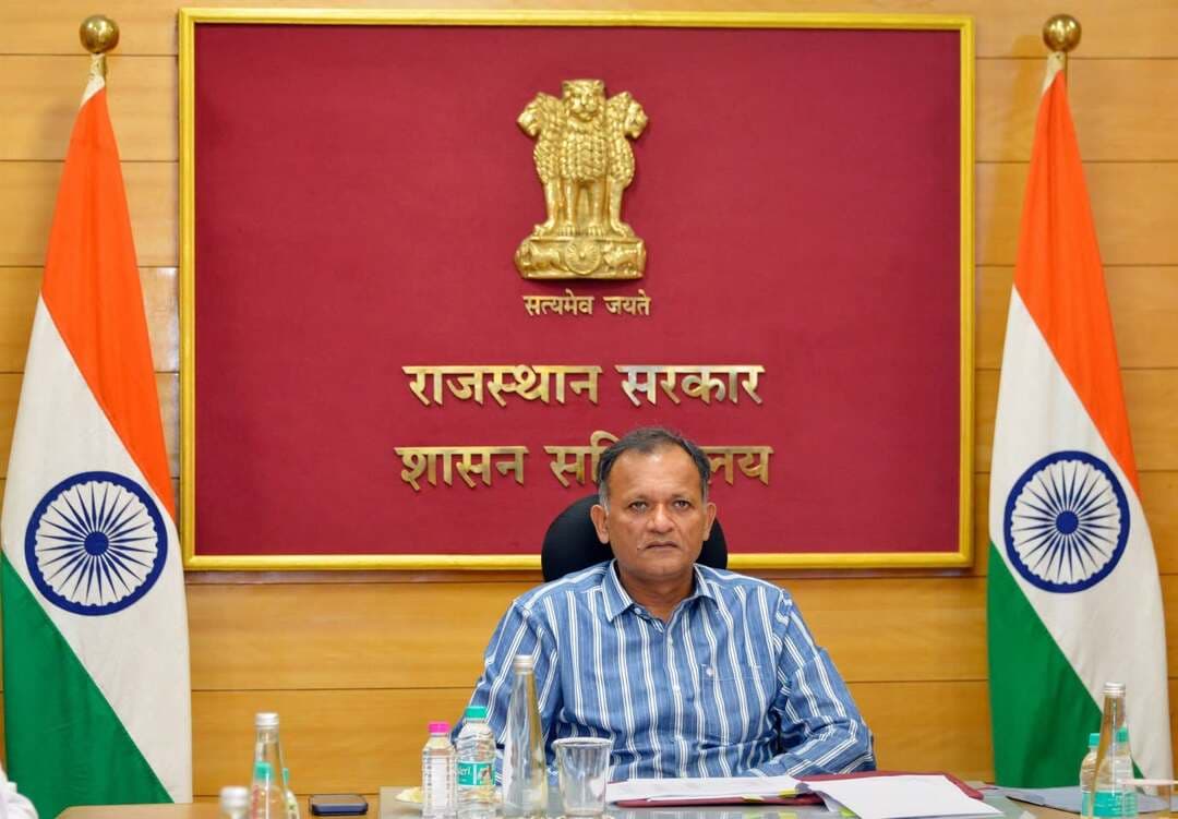 *राजस्थान में विशेष अभियान के तहत फॉर्म-6 के 5.45 लाख से अधिक आवेदन प्राप्त*
*मुख्य निर्वाचन अधिकारी ने जिला निर्वाचन अधिकारियों एवं ईआरओ के साथ की समीक्षा*
*युवा एवं पंजीकरण से वंचित पात्र मतदाताओं के पंजीकरण अभियान में तेजी लाने के निर्देश*
जयपुर, 16 अक्टूबर। मुख्य निर्वाचन अधिकारी श्री नवीन महाजन ने शुक्रवार को वीडियो कॉन्फ्रेंसिंग के माध्यम से प्रदेश के सभी जिला निर्वाचन अधिकारियों (DEOs) एवं निर्वाचक रजिस्ट्रीकरण अधिकारियों (EROs) के साथ बैठक कर भारत निर्वाचन आयोग के निर्देशानुसार संचालित युवा एवं मतदाता सूची में नाम जुड़वाने से वंचित पात्र व्यक्तियों के पंजीकरण के विशेष अभियान की समीक्षा की। उन्होंने अधिकारियों को अभियान में तेजी लाने तथा सभी पात्र मतदाताओं का पंजीकरण सुनिश्चित करने के निर्देश दिए।
श्री महाजन ने बताया कि विशेष अभियान के तहत 15 अक्टूबर तक प्रदेश में मतदाता सूची मैं नाम जोड़ने के कुल 5,45,863 आवेदन प्राप्त हुए हैं। इनमें 18-19 वर्ष आयु वर्ग के कुल 3,03,110 आवेदन शामिल हैं, जिनमें 31,600 अग्रिम आवेदन तथा 1 अक्टूबर से 15 अक्टूबर तक प्राप्त 2,71,510 आवेदन सम्मिलित हैं। वहीं, 20 वर्ष एवं अधिक आयु वर्ग में इस अवधि के दौरान मतदाता सूची में नाम जोड़ने के 2,42,753 आवेदन प्राप्त हुए हैं।
बैठक में 18-19 वर्ष आयु वर्ग के युवाओं के पंजीकरण की जिला एवं विधानसभा क्षेत्रवार प्रगति की समीक्षा करते हुए अधिकारियों को शेष पात्र युवाओं तक पहुंचने और पंजीकरण के प्रयासों को अधिक प्रभावी बनाने के निर्देश दिए। भारत निर्वाचन आयोग द्वारा निर्धारित लक्ष्यों के अनुरूप बूथ लेवल अधिकारियों (BLOs) को पंजीकरण से वंचित पात्र मतदाताओं की पहचान करने उन्हें Form-6 भरने में सहायता उपलब्ध कराने के निर्देश दिए गए।
युवा एवं वंचित पात्र मतदाताओं के पंजीयन अभियान में राजस्थान के विभिन्न जिलों एवं विधानसभा क्षेत्रों में उल्लेखनीय प्रगति
में राजस्थान में 18–19 आयु वर्ग के युवा एवं नवमतदाताओं तथा मतदाता सूची में सम्मिलित होने से शेष रह गए अन्य पात्र मतदाताओं के पंजीयन हेतु संचालित विशेष अभियान की आज समीक्षा की गई। समीक्षा के दौरान विभिन्न जिलों एवं विधानसभा क्षेत्रों में पंजीयन के शेष मतदाताओ के आवेदन प्राप्त करने की दिशा में उल्लेखनीय प्रगति दर्ज की गई।
समीक्षा के दौरान भरतपुर, करौली, बूंदी, अलवर एवं धौलपुर जिलों में 18-19 आयु वर्ग के पात्र किंतु पंजीयन से शेष पात्र व्यक्तियों के सर्वाधिक आवेदन प्राप्त किए
गए हैं इन जिलों ने अभियान के अंतर्गत प्रभावी कार्यवाही करते हुए उल्लेखनीय प्रगति दर्ज की।
इसी प्रकार, 18–19 आयु वर्ग के युवा एवं नवमतदाताओं के पंजीयन हेतु बसेड़ी, कठूमर, नदबई, अलवर ग्रामीण , बाड़ी ,वैर, बामनवास, सपोटरा, केशोरायपाटन, नगर, राजगढ़-लक्ष्मणगढ़, बेगूं, कोटपुतली, चूरू, हिंडौन एवं झोटवाड़ा विधानसभा क्षेत्रों में पंजीयन से शेष मतदाताओ के सर्वाधिक आवेदन प्राप्त किए गए। इन विधानसभा क्षेत्रों में युवा एवं नवमतदाताओं के पंजीयन हेतु सराहनीय कार्य किया गया।
20 वर्ष व अधिक आयु के पात्र, किंतु मतदाता सूची में सम्मिलित होने से शेष रह गए मतदाताओं की पहचान कर उनके पंजीयन हेतु आवेदन प्राप्त करने में करौली, अलवर, भरतपुर, जयपुर एवं सवाई माधोपुर जिले अग्रणी रहे हैं
विधानसभा क्षेत्रवार समीक्षा में झोटवाड़ा, विद्याधर नगर, टोडाभीम, तिजारा, हिण्डौन, राजगढ़-लक्ष्मणगढ़, गंगापुर, रामगढ़, करौली एवं सपोटरा में 20 वर्ष व अधिक आयु के पात्र, किंतु मतदाता सूची में सम्मिलित होने से शेष रह पात्र मतदाताओं के पंजीयन हेतु सर्वाधिक संख्या में आवेदन प्राप्त हुए।
अभियान का उद्देश्य यह सुनिश्चित करना है कि कोई भी पात्र नागरिक मतदाता सूची में पंजीयन से वंचित न रहे तथा प्रत्येक पात्र युवा एवं नवमतदाता को लोकतांत्रिक प्रक्रिया में भागीदारी का अवसर प्राप्त हो।
मुख्य निर्वाचन अधिकारी ने विद्यालयों एवं महाविद्यालयों में इलेक्टोरल लिटरेसी क्लब (ELC), SVEEP गतिविधियों तथा स्थानीय जागरूकता कार्यक्रमों के माध्यम से पात्र युवा एवं नवमतदाताओं को पंजीकरण के लिए प्रेरित करने पर जोर दिया।
उन्होंने कहा कि अभियान के तहत रात्रि आश्रय स्थलों, श्रमिक बस्तियों, बेघर व्यक्तियों तथा वंचित वर्गों तक विशेष पहुंच बनाई जाए, ताकि कोई भी पात्र नागरिक मतदाता सूची में नाम दर्ज करवाने से वंचित न रहे। अभियान की नियमित समीक्षा जिला निर्वाचन अधिकारी एवं निर्वाचक रजिस्ट्रीकरण अधिकारी स्तर पर करने तथा प्राप्त आवेदनों का नियमानुसार समयबद्ध निस्तारण सुनिश्चित करने के निर्देश भी दिए गए।
श्री महाजन द्वारा सभी अधिकारियों से भारत निर्वाचन आयोग के निर्देशों तथा लोक प्रतिनिधित्व अधिनियम, 1950 एवं निर्वाचक रजिस्ट्रीकरण नियम, 1960 के प्रावधानों के अनुरूप अभियान का प्रभावी क्रियान्वयन सुनिश्चित करने का आह्वान किया।
श्री महाजन ने बताया कि पात्र नागरिक भारत निर्वाचन आयोग के पोर्टल voters.eci.gov.in अथवा ECINET के माध्यम से ऑनलाइन Form-6 भरकर मतदाता सूची में नाम जुड़वाने के लिए आवेदन कर सकते हैं।