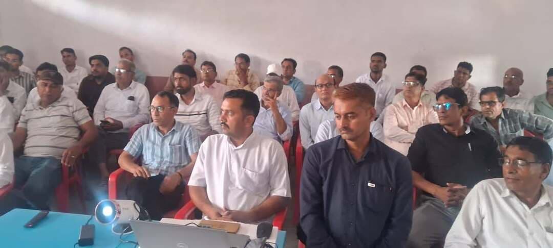 *पंचायतीराज आम चुनाव -2026*
*डीडवाना में मतदान कार्मिकों का प्रशिक्षण जारी, उप जिला निर्वाचन अधिकारी ने किया निरीक्षण*
*दूसरे दिन 336 मतदान अधिकारी एवं 348 सहायक मतदान अधिकारी रहे उपस्थित*
डीडवाना-कुचामन 16 अक्टूबर।
राज्य निर्वाचन आयोग के निर्देशानुसार पंचायतीराज संस्थाओं के आम चुनाव-2026 के सफल एवं शांतिपूर्ण संचालन के लिए राजकीय बागड़ उच्च माध्यमिक विद्यालय, डीडवाना में मतदान कार्मिकों के तीन दिवसीय प्रशिक्षण कार्यक्रम का आयोजन दूसरे दिन भी सुचारू रूप से जारी रहा। प्रशिक्षण के दूसरे दिन प्रशिक्षण सत्र में कुल 336 मतदान अधिकारी एवं 348 सहायक मतदान अधिकारी उपस्थित रहे।
आयोजित प्रशिक्षण शिविर का उप जिला निर्वाचन अधिकारी रतन कुमार ने निरीक्षण किया और विभिन्न प्रशिक्षण कक्षों में जाकर व्यवस्थाओं का जायजा लिया तथा उपस्थित कार्मिकों को निर्वाचन नियमों व दिशा-निर्देशों की अक्षरशः पालना सुनिश्चित करने तथा निष्पक्ष एवं त्रुटिरहित मतदान संपन्न कराने के निर्देश दिए।
प्रशिक्षण कार्यक्रम में जिला स्तरीय मास्टर ट्रेनर रघुवीर सिंह एवं अन्य मास्टर ट्रेनर्स द्वारा कार्मिकों को मतदान प्रक्रिया, ईवीएम (कंट्रोल यूनिट एवं बैलेट यूनिट) के संचालन, मॉक पोल, सीलिंग प्रक्रिया तथा विभिन्न सांविधिक व असांविधिक प्रपत्रों को भरने का गहन सैद्धांतिक एवं प्रायोगिक प्रशिक्षण दिया गया।
उल्लेखनीय है कि मतदान कार्मिकों का तीन दिवसीय प्रशिक्षण कार्यक्रम 17 अक्टूबर तक निरंतर आयोजित किया जाएगा।