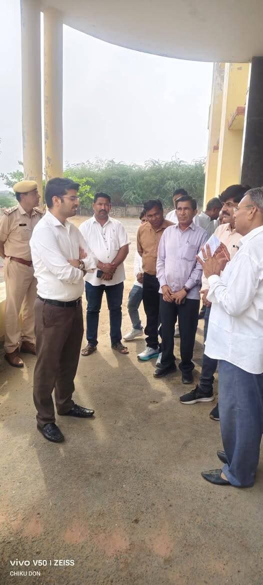 *जिला कलक्टर ने किया उप तहसील गच्छीपुरा का निरीक्षण*
*विभिन्न कार्यों का निरीक्षण कर दिये आवश्यक दिशा- निर्देश*
*जिला कलक्टर ने की पंचायती राज संस्थाओं के चुनाव की तैयारियों की समीक्षा*
डीडवाना-कुचामन, 16 अक्टूबर। जिला कलक्टर अवधेश मीना ने शुक्रवार को उप तहसील कार्यालय गच्छीपुरा का निरीक्षण कर राजस्व कार्यों की प्रगति और प्रशासनिक व्यवस्थाओं का जायजा लिया।
निरीक्षण के दौरान उन्होंने राजस्व रिकॉर्ड का संधारण, नामांतरण (म्यूटेशन), खाता विभाजन और सीमाज्ञान से जुड़े लंबित प्रकरणों की समीक्षा की। उन्होंने निर्देश दिए कि राजस्व कार्यों से जुड़े प्रकरणों शीघ्र निस्तारण सुनिश्चित किया जाए। इस दौरान जिला कलक्टर ने
कार्यालय के विभिन्न अनुभागों का अवलोकन किया और स्टाफ की उपस्थिति पंजिका की जांच कर सभी अधिकारियों और कर्मचारियों को निर्धारित समय पर कार्यालय में उपस्थित रहने तथा आमजन से जुड़े कार्यों को पूरी पारदर्शिता और समयबद्धता के साथ निस्तारित करने के निर्देश दिए।
इस दौरान जिला कलक्टर ने क्षेत्र में नागरिकों से जुड़ी पेयजल व विद्युत आपूर्ति एवं सड़क संबंधी समस्याओं व परिवादों की समीक्षा की और आमजन की समस्याओं का निस्तारण करने के निर्देश दिए।
इस अवसर जिला कलक्टर ने नव गठित पंचायत समिति ईटावा बामणीया के अधिकारियों की बैठक लेकर पंचायती राज संस्थाओं के चुनाव से जुड़ी तैयारियों की समीक्षा की। उन्होंने सभी संबंधित अधिकारियों को निर्देश दिए की पंचायती राज चुनाव के मध्यनजर मतदान एवं मतदान केंद्रों से जुड़ी सभी प्रशासनिक एवं आवश्यक व्यवस्थाएँ समय पर सुनिश्चित की जाए ।
इस अवसर पर उपखंड अधिकारी मकराना बाबूलाल जाट,नायब तहसीलदार अनूप कुमार सहित विकास अधिकारी एवं उप तहसील कार्यालय के अन्य राजस्व अधिकारी व कर्मचारी उपस्थित रहे।