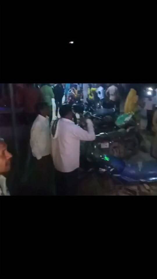 दुर्गा पंडाल के पास बेकाबू ट्रक मकान-दुकान में घुसा, तीन घायल