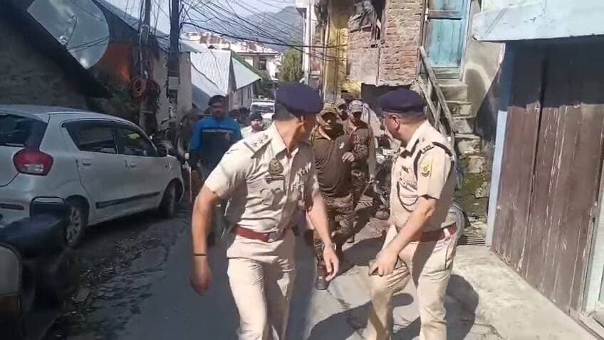 चंबा पुलिस का बड़ा एक्शन: गौ-ह#त्या मामले में 4 आरोपी गिरफ्तार, कोर्ट ले जाती पुलिस
#highlightseveryone
