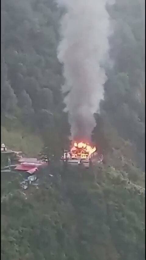 उत्तराखंड: बागेश्वर के बदियाकोट स्थित मां भगवती मंदिर में भीषण आग, पारंपरिक काष्ठकला को भारी नुकसान
#Uttarakhand #Bageshwar #Badiyakot #MaaBhagwatiMandir #TempleFire #Navratri #UttarakhandNews #BreakingNews