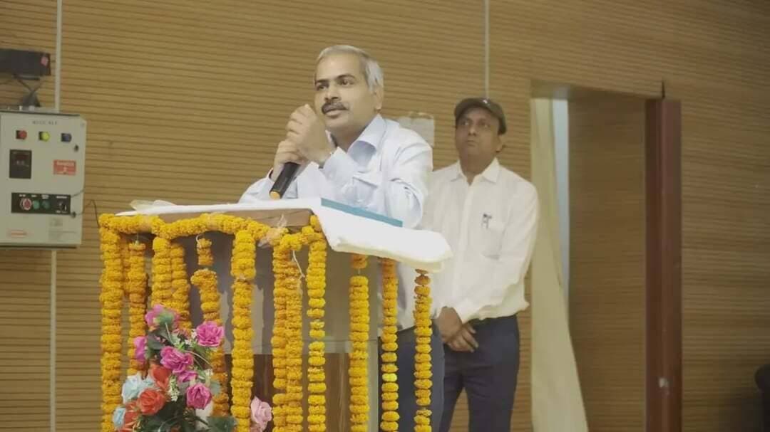 समाहरणालय पूर्णिया,
जन सम्पर्क कार्यालय,
प्रेस विज्ञप्ति 1690,
दिनांक 16 अक्टूबर 2026
==================
बिहार विधान परिषद कोशी स्नातक निर्वाचन क्षेत्र का द्विवार्षिक निर्वाचन 2026 के सफल संचालन हेतु दिनांक 16.10.2026 को आर्ट गैलरी सह प्रेक्षागृह पूर्णिया में 14 जिला के माइक्रो प्रेक्षकों को कोशी स्नातक निर्वाचन क्षेत्र का द्विवार्षिक निर्वाचन 2026 के सफल संचालन हेतु प्रशिक्षण दिया गया।
उक्त प्रशिक्षण में श्री प्रेम सिंह मीणा ऑब्जर्बर कोशी स्नातक निर्वाचन क्षेत्र संख्या 06 , एवं निर्वाची पदाधिकारी कोशी स्नातक निर्वाचन 2026 सह आयुक्त प्रमंडल पूर्णिया श्री दिनेश कुमार भा०प्र०से०, सहायक निर्वाची पदाधिकारी कोशी स्नातक निर्वाचन 2026 सह जिला पदाधिकारी पूर्णिया श्री अंशुल कुमार भा०प्र०से० के उपस्थिति में प्रशिक्षण दिया गया।
कोशी स्नातक निर्वाचन 2026 के सफल संचालन हेतु स्वतंत और निष्पक्ष निर्वाचन के संचालन में माइक्रो प्रेक्षकों की बहुत ही महत्वपूर्ण होती है।
प्रेक्षण की प्रणाली को सुदृढ़ करने के लिए साधारण प्रेक्षक के सीधे नियंत्रण एवं पर्यवेक्षण में काम करेंगे।
उक्त प्रशिक्षण में शामिल माइक्रो प्रेक्षकों को निर्वाचन के विभिन्न बिंदुओं पर प्रशिक्षण देते हुए निर्वाचन आयोग के गाईड लाईन का अनुपालन करने का भी निर्देश दिया गया।
#pmnarendramodi
#cmsamrat
#samratchoudhary
