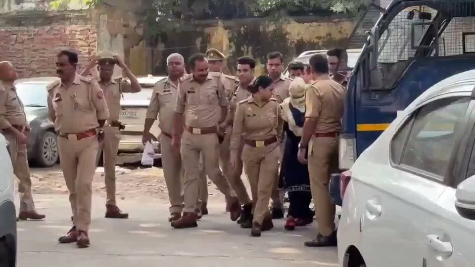 🚨 मेरठ के चर्चित सांप कांड में अदालत का बड़ा फैसला
अमित कश्यप हत्या मामले में रविता और अमरदीप को मृत्युदंड की सजा सुनाए जाने की खबर सामने आई है।
⚖️ मामले में अदालत के फैसले और आगे की कानूनी प्रक्रिया पर सबकी नजरें हैं।
#MeerutNews #UPNews #Meerut #CourtVerdict #UttarPradesh #HamirpurTimesNews