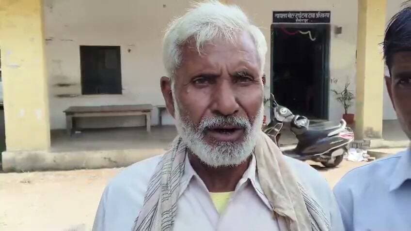 मौदहा आवास योजना में ₹20 हजार मांगने का आरोप! 10 आवेदकों ने DM से की शिकायत | Hamirpur News
मौदहा, हमीरपुर में प्रधानमंत्री आवास योजना को लेकर 10 आवेदकों ने जिलाधिकारी से शिकायत की है। वार्ड नंबर 19 सिचौली के शिकायतकर्ताओं का आरोप है कि वर्ष 2024 में तैयार उनकी आवेदन पत्रावलियां आगे नहीं भेजी गईं। उन्होंने सभासद पर आवास योजना का लाभ दिलाने के नाम पर 20-20 हजार रुपये मांगने का आरोप भी लगाया है।
शिकायतकर्ताओं ने कथित अनियमितताओं की निष्पक्ष जांच कराने और पात्र लोगों को योजना का लाभ दिलाने की मांग की है।
क्या प्रशासन शिकायत की जांच कर पात्र आवेदकों को न्याय दिलाएगा? इस मामले में संबंधित अधिकारियों और सभासद का पक्ष सामने आना बाकी है।
📍 स्थान: मौदहा, जिला हमीरपुर, उत्तर प्रदेश।
ऐसी ही स्थानीय खबरों और ताजा अपडेट के लिए Hamirpur Times News को सब्सक्राइब करें।
वीडियो पसंद आए तो लाइक करें, शेयर करें और अपनी राय कमेंट में बताएं।
नोट: खबर में लगाए गए आरोप शिकायतकर्ताओं के दावों पर आधारित हैं। उनकी स्वतंत्र पुष्टि होना बाकी है।