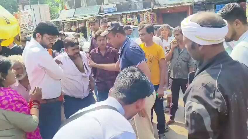हमीरपुर रोडवेज बस स्टैंड पर हुई मारपीट के मामले में आपकी क्या राय है? क्या बस स्टैंड पर यातायात व्यवस्था और निगरानी बेहतर होनी चाहिए? अपनी राय कमेंट में बताएं।