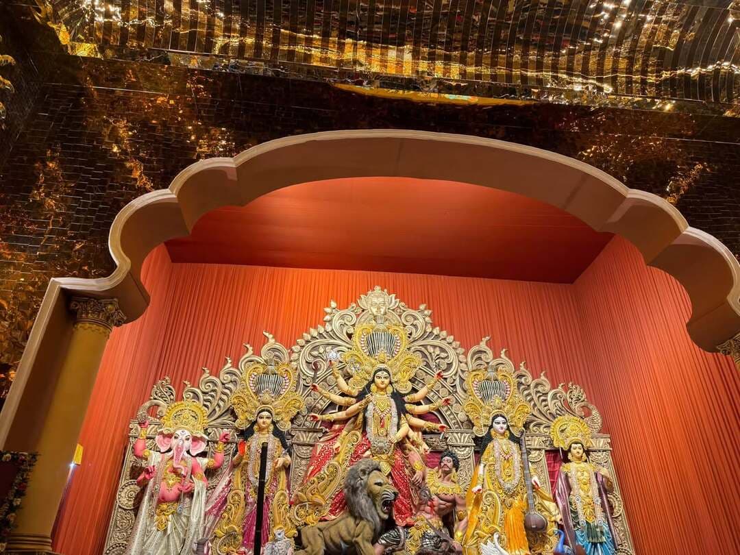 🚩 भक्ति के आंगन में देशभक्ति का अनूठा संगम!
कोलकाता के मशहूर संतोष मित्र स्क्वायर का यह भव्य पंडाल इस साल 'वंदे मातरम' थीम पर सजा है। यहां की पारंपरिक भव्य मूर्तियां और अत्याधुनिक लाइट-एंड-साउंड शो दर्शकों का मन मोह रहे हैं।
#DurgaPuja #KolkataDurgaPuja #SantoshMitraSquare #VandeMataram