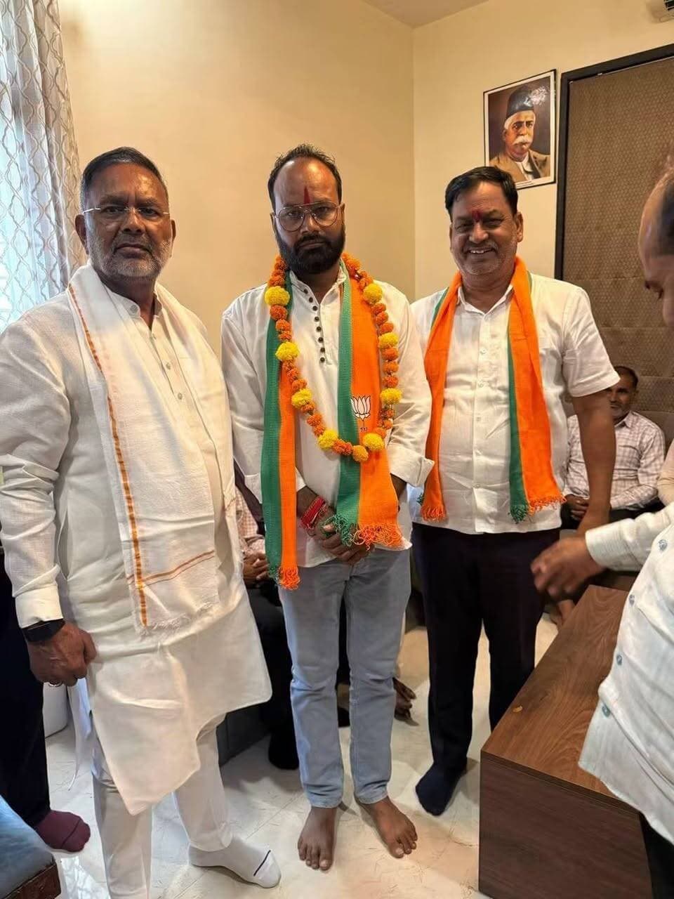 पहले आप के हाथ, अब भाजपा का साथ......
पंचायत समिति सांगोद के वार्ड नं. 19 से आप पार्टी के प्रत्याशी रहे नरेंद्र शर्मा रेलावद ने नामांकन वापस लिया तथा भाजपा प्रत्याशी सत्यनारायण शर्मा को अपना समर्थन दिया। इस अवसर पर वे पुनः भारतीय जनता पार्टी परिवार में सम्मिलित हुए।
इस दौरान क्षेत्र के विभिन्न बूथों के अध्यक्षगण एवं भाजपा कार्यकर्ता उपस्थित रहे।
#Sangod #पंचायत_चुनाव_2026 #सांगोद_विधानसभा #heeralalnagar
