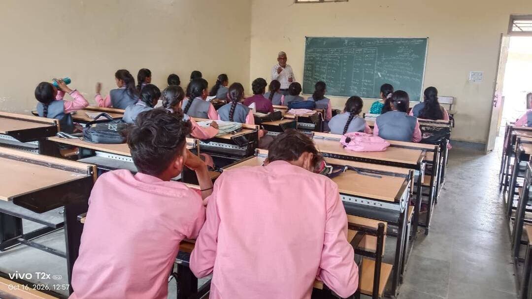 🔳शासकीय महाविद्यालय विजयराघवगढ़ में विद्यार्थियों को हरी खाद एवं खलियों के निर्माण और उपयोग की दी जानकारी
🔳कटनी - शासकीय महाविद्यालय विजयराघवगढ़ में मध्य प्रदेश शासन के उच्च शिक्षा विभाग की पहल पर विद्यार्थियों को शिक्षा के साथ स्वरोजगार से जोड़ने के उद्देश्य से जैविक खेती का प्रशिक्षण दिया जा रहा है। प्राचार्य डॉ. अरुण कुमार सिंह के मार्गदर्शन में जैविक कृषि विशेषज्ञ रामसुख दुबे द्वारा विद्यार्थियों को कम लागत में खेती करने की तकनीकों की जानकारी दी जा रही है। इसी क्रम में विद्यार्थियों को जीरो बजट फार्मिंग के अंतर्गत हरी खाद एवं खलियों के निर्माण तथा फसलों में उनके उपयोग का प्रशिक्षण दिया गया।
प्रशिक्षण के दौरान जैविक कृषि विशेषज्ञ ने बताया कि हरी खाद के लिए सन, ढेंचा, उड़द, मूंग, लोबिया और बरसीम जैसी दलहनी फसलों का उपयोग किया जाता है। सिंचित क्षेत्रों में मानसून आने के 15 से 20 दिन पहले तथा असिंचित क्षेत्रों में मानसून आने के तुरंत बाद इन फसलों की बोवनी करनी चाहिए। फसल एक से डेढ़ माह की होने पर डिस्क हैरो या रोटावेटर की सहायता से पौधों को मिट्टी में पलटकर पाटा चलाना चाहिए। इसके बाद खेत में 5 से 6 सेंटीमीटर पानी भरने पर 8 से 10 दिनों में पौधे सड़कर खाद में परिवर्तित हो जाते हैं।
उन्होंने बताया कि हरी खाद के उपयोग से मिट्टी को आवश्यक पोषक तत्व मिलते हैं। धान की रोपाई से पहले हरी खाद का उपयोग करने पर नाइट्रोजनयुक्त खाद की आवश्यकता कम हो जाती है, जिससे खेती की लागत घटाने में मदद मिलती है।
विद्यार्थियों को खलियों के महत्व की जानकारी देते हुए बताया गया कि तिलहनी फसलों से तेल निकालने के बाद बचने वाले अवशेष को खली कहा जाता है। इसमें प्रोटीन, कार्बोहाइड्रेट और खनिज पदार्थ पाए जाते हैं। खली का उपयोग जैविक खाद बनाने के साथ दुधारू पशुओं के आहार में भी किया जाता है, जिससे दूध उत्पादन बढ़ाने में सहायता मिलती है। नीम, तिल, सरसों, महुआ, अरंडी, करंज, अलसी और मूंगफली की खलियों का उपयोग खेती में किया जाता है।
#JansamparkMP
#CMMadhyaPradesh
#DrMohanYadav51
#udaypratapmp
#jbpcommissioner
#katni
#कटनी