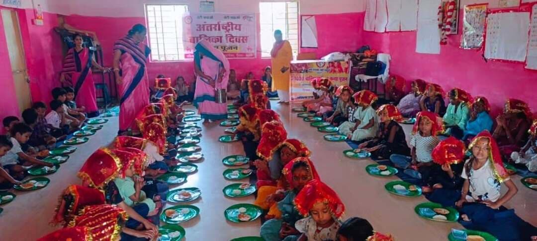 🔳जिले की सभी आंगनवाड़ी केंद्रों में आयोजित हुए कन्या पूजन एवं कन्या भोज, बेटियों के अभिभावकों को भी किया गया सम्मानित
🔳कटनी - कलेक्टर श्री आशीष तिवारी के नेतृत्व में महिला एवं बाल विकास विभाग द्वारा मिशन शक्ति की बेटी बचाओ बेटी पढ़ाओ योजना के अंतर्गत बालिका सशक्तिकरण के लिए निरंतर गतिविधियां आयोजित की जा रही हैं। इसी क्रम में अंतर्राष्ट्रीय बालिका दिवस के उपलक्ष्य में आयोजित पांच दिवसीय गतिविधियों का समापन कन्या पूजन एवं कन्या भोज के साथ किया गया। कार्यक्रम के माध्यम से बेटियों के सम्मान, उनके अधिकारों और समाज में उनके प्रति सकारात्मक सोच विकसित करने का संदेश दिया गया।
जिला कार्यक्रम अधिकारी महिला एवं बाल विकास श्री अब्दुल गफ्फार के निर्देशन एवं सहायक संचालक सुश्री वनश्री कुर्वेती के संयोजन में जिले के सभी 1713 आंगनवाड़ी केंद्रों में कन्या पूजन एवं कन्या भोज आयोजित किए गए। इस दौरान बालिकाओं को तिलक लगाकर और चुनरी भेंटकर सम्मानित किया गया। साथ ही उनके लिए विशेष रूप से तैयार पौष्टिक एवं स्वादिष्ट भोजन की व्यवस्था की गई।
*बेटियों के अभिभावकों का किया सम्मान*
बालिकाओं के जन्म के प्रति समाज में सकारात्मक सोच को प्रोत्साहित करने के उद्देश्य से एक या दो बेटियों वाले परिवारों में परिवार नियोजन अपनाने वाले दंपत्तियों का सम्मान किया गया। उन्हें फूलमाला पहनाकर प्रशंसा पत्र प्रदान किए गए। इस अवसर पर अभिभावकों ने अपने अनुभव साझा करते हुए बेटियों के अभिभावक होने पर मिले सम्मान को बालिका सशक्तिकरण की दिशा में महत्वपूर्ण पहल बताया।
*सप्ताहभर आयोजित हुईं जागरूकता गतिविधियां*
अंतर्राष्ट्रीय बालिका दिवस के अवसर पर जिले के सभी विकासखंडों में बाल विवाह की रोकथाम, बालिका अधिकारों के संरक्षण और बालिकाओं को सशक्त बनाने के उद्देश्य से विभिन्न गतिविधियां आयोजित की गईं। इनमें बालिका के जन्म पर परिजनों का सम्मान, कन्या छात्रावासों में रंगोली एवं पोस्टर प्रतियोगिताओं के माध्यम से जागरूकता, विद्यालयों में पॉक्सो अधिनियम और चाइल्ड हेल्पलाइन के संबंध में प्रशिक्षण तथा कन्या पूजन जैसी गतिविधियां शामिल रहीं।
इन आयोजनों के माध्यम से बालिकाओं को सम्मानजनक वातावरण उपलब्ध कराने, उनके अधिकारों के प्रति जागरूकता बढ़ाने और समाज में बेटियों के प्रति सकारात्मक दृष्टिकोण विकसित करने का संदेश दिया गया।
#JansamparkMP
#CMMadhyaPradesh
#DrMohanYadav51
#udaypratapmp
#jbpcommissioner
#katni
#कटनी
