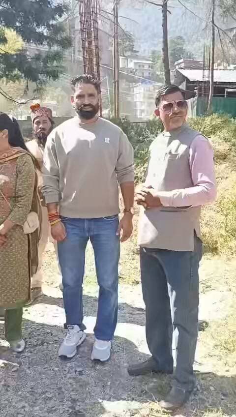 अंतरराष्ट्रीय कुल्लू दशहरा उत्सव के दृष्टिगत नेहरू पार्क में सफाई एवं उचित व्यवस्थाओं का कार्य शुरू हो गया है। इस जनहित एवं देवहित के विषय पर त्वरित संज्ञान लेते हुए आवश्यक कार्रवाई शुरू करवाने के लिए उपायुक्त महोदय, कुल्लू एवं वर्तमान नगर परिषद अध्यक्ष जी , उपाध्यक्षा श्री मति शालिनी जी का हृदय की गहराइयों से बहुत-बहुत धन्यवाद एवं आभार। 🙏🌺
नेहरू पार्क हमारी देव संस्कृति और परंपराओं से जुड़ा एक पवित्र स्थान है, जहाँ दशहरा उत्सव के दौरान देवी-देवता सात दिनों तक विराजमान रहते हैं। ऐसे में समय रहते सफाई एवं आवश्यक व्यवस्थाएँ सुनिश्चित करना सराहनीय कदम है।
आशा है कि प्रशासन के सहयोग से दशहरा उत्सव से पूर्व सभी आवश्यक व्यवस्थाएँ सुचारू रूप से पूर्ण होंगी और देव परंपराओं की गरिमा बनी रहेगी।
देव संस्कृति का सम्मान, हमारी सर्वोच्च प्राथमिकता। 🙏🌺
अनिल राणा
जिला परिषद सदस्य, लराकेलो वार्ड